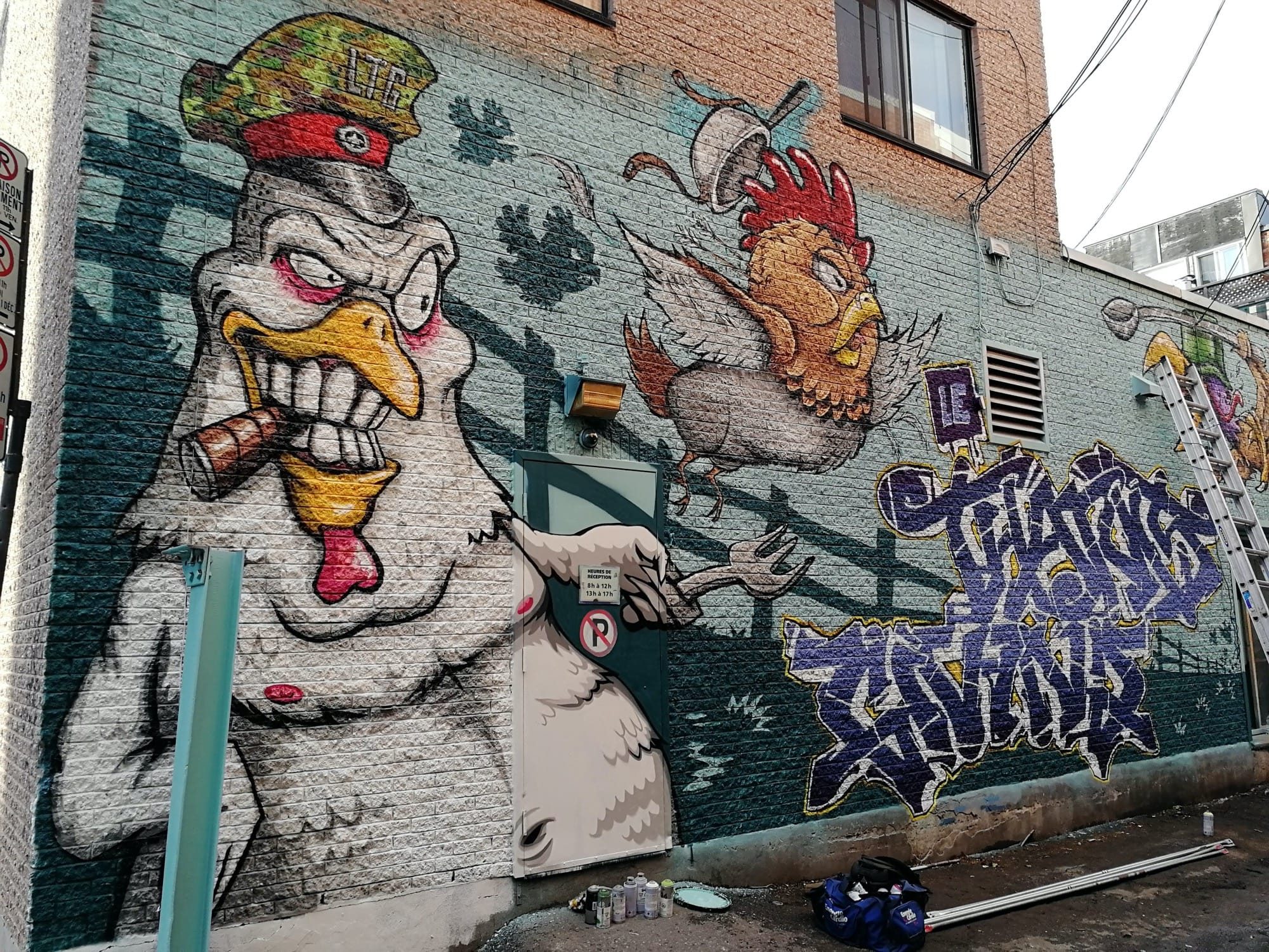 Poule à cigare et coq en vol — Street art à Montréal