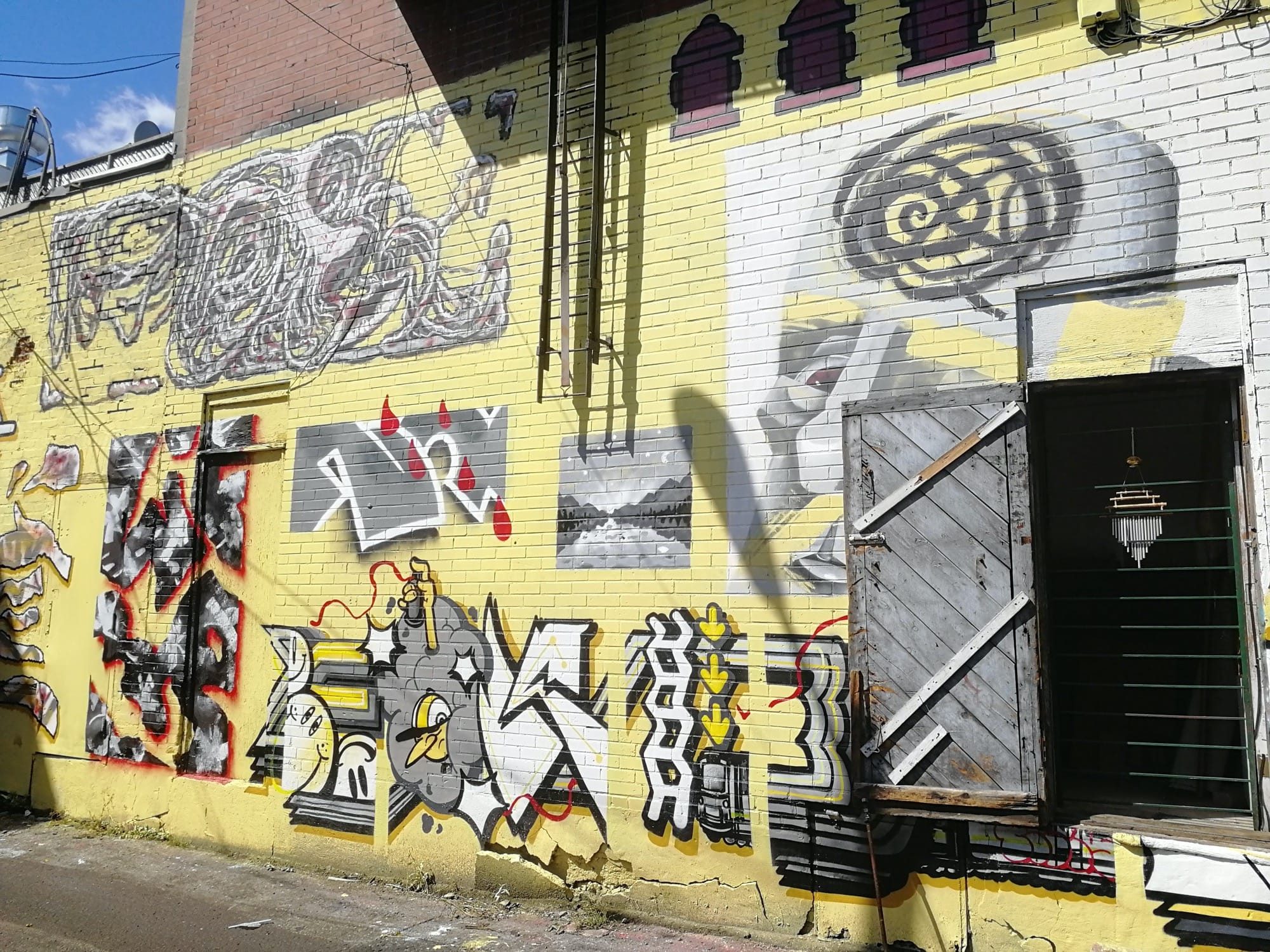 Wildstyle jaune géométrique — Street art à Montréal
