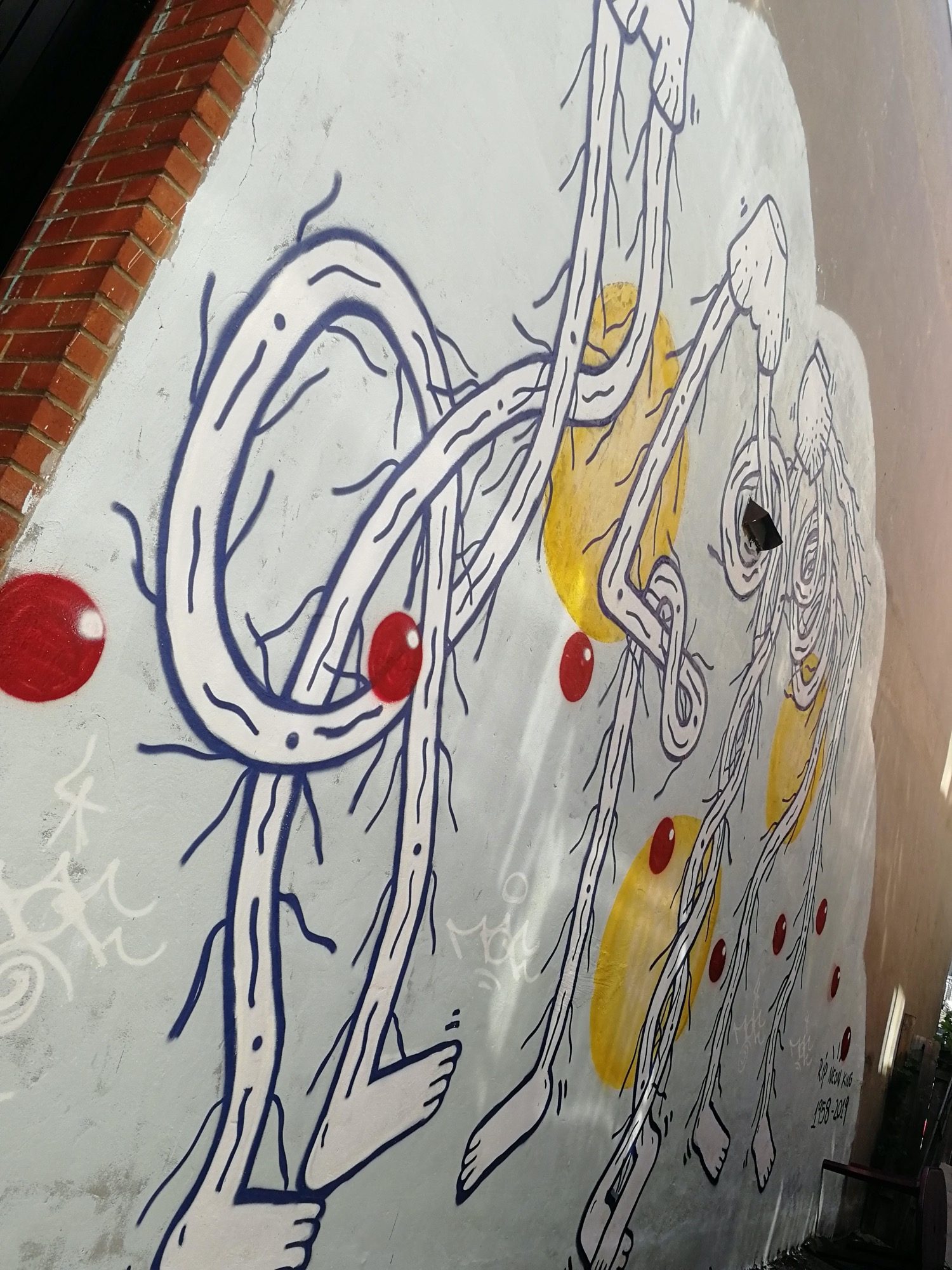 Expressive Linear Heads — Street art in Montréal
