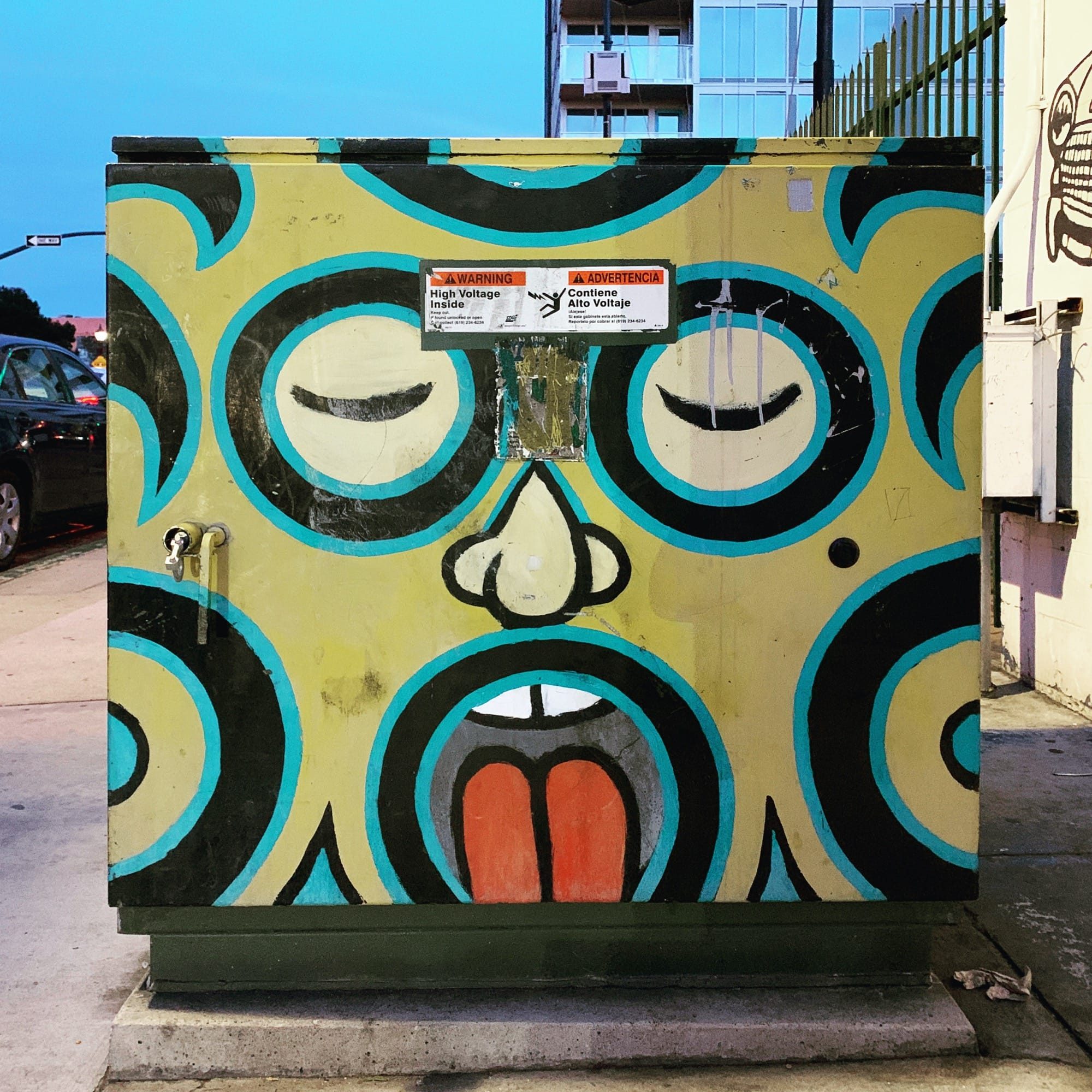 Visage comique jaune-bleu monumentale — Street art à San Diego