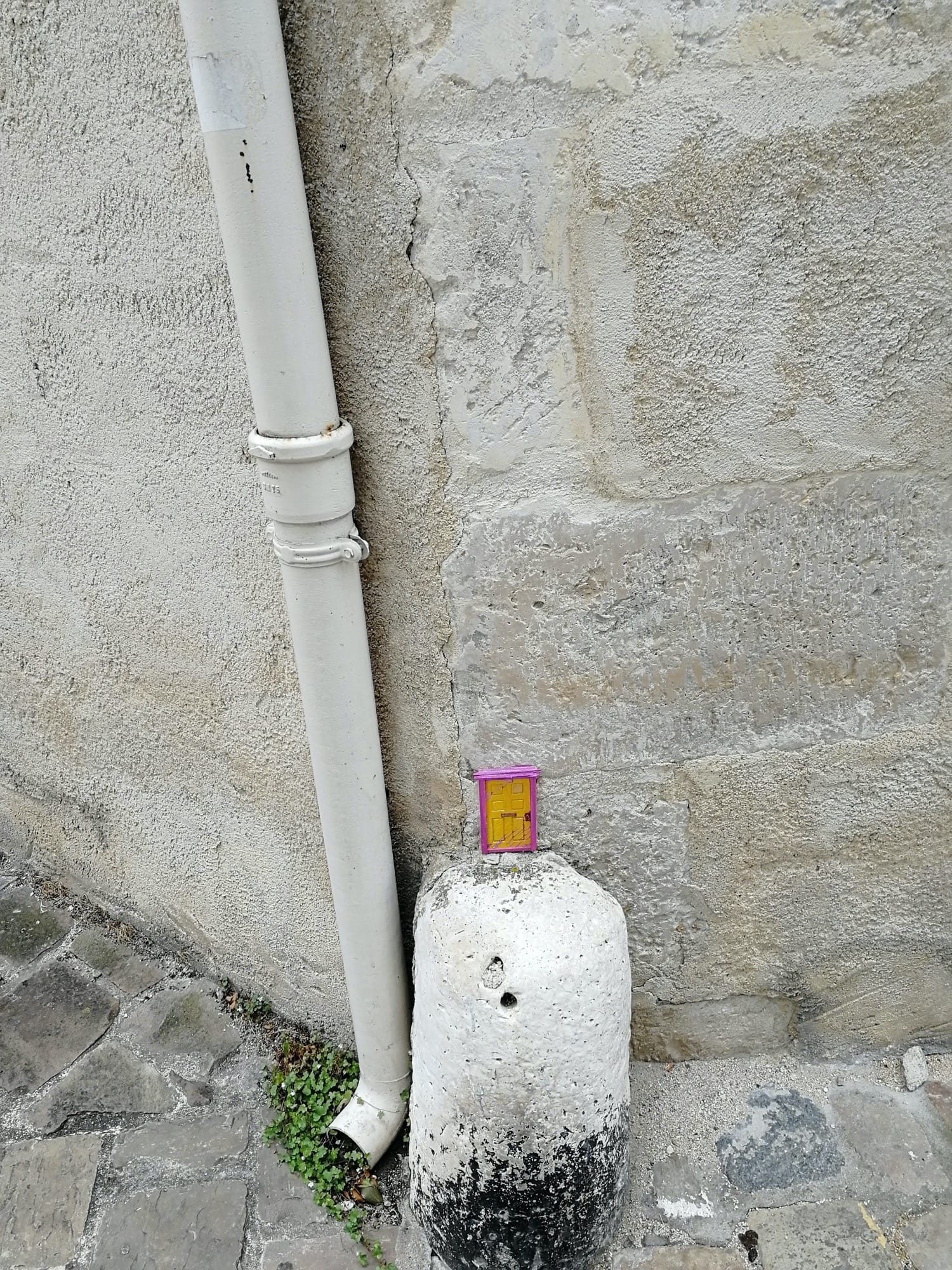 Porte miniature jaune et rose — Street art de Florizale à Bourges