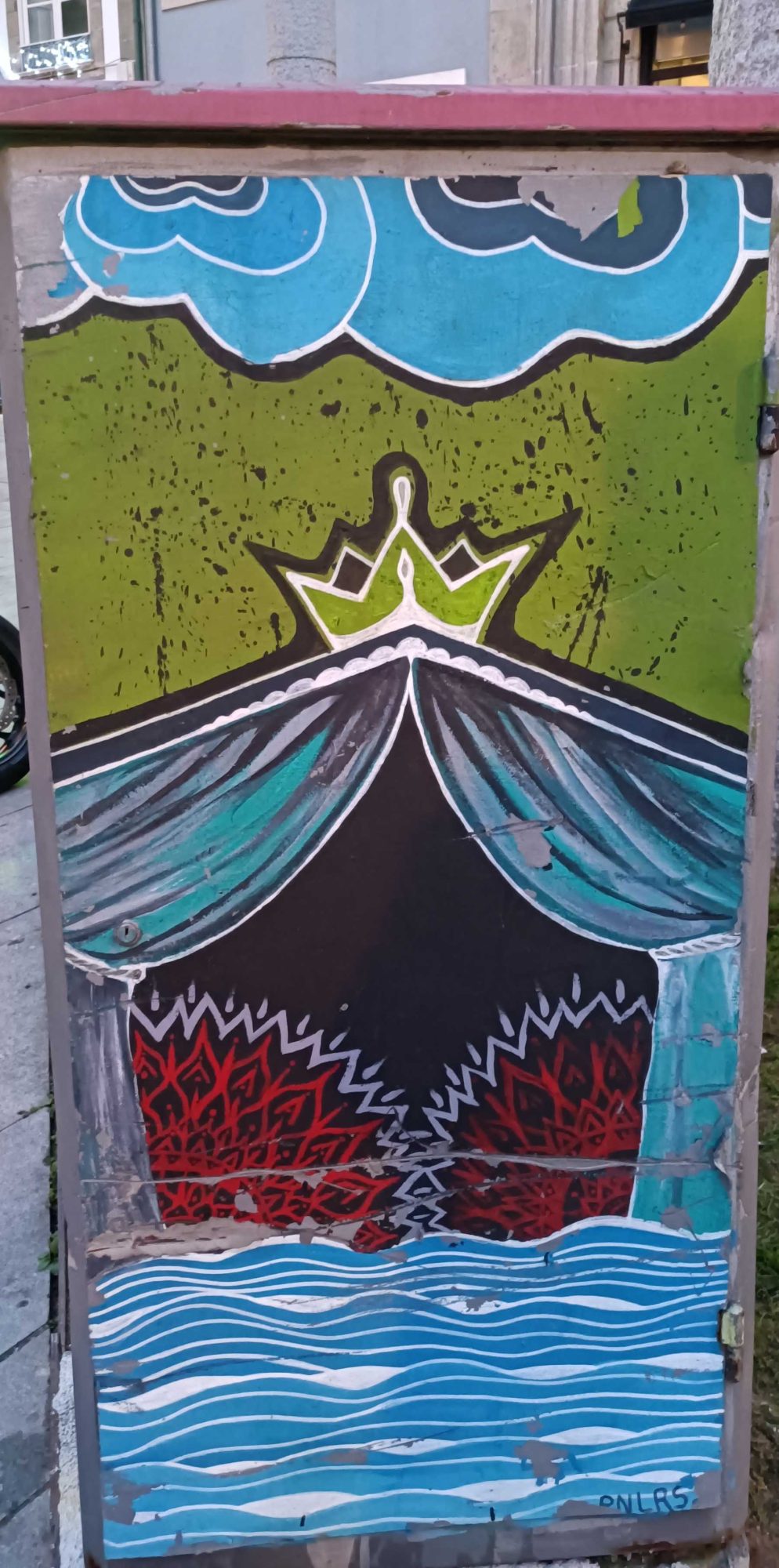 Couronne sur les flots — Street art à Porto