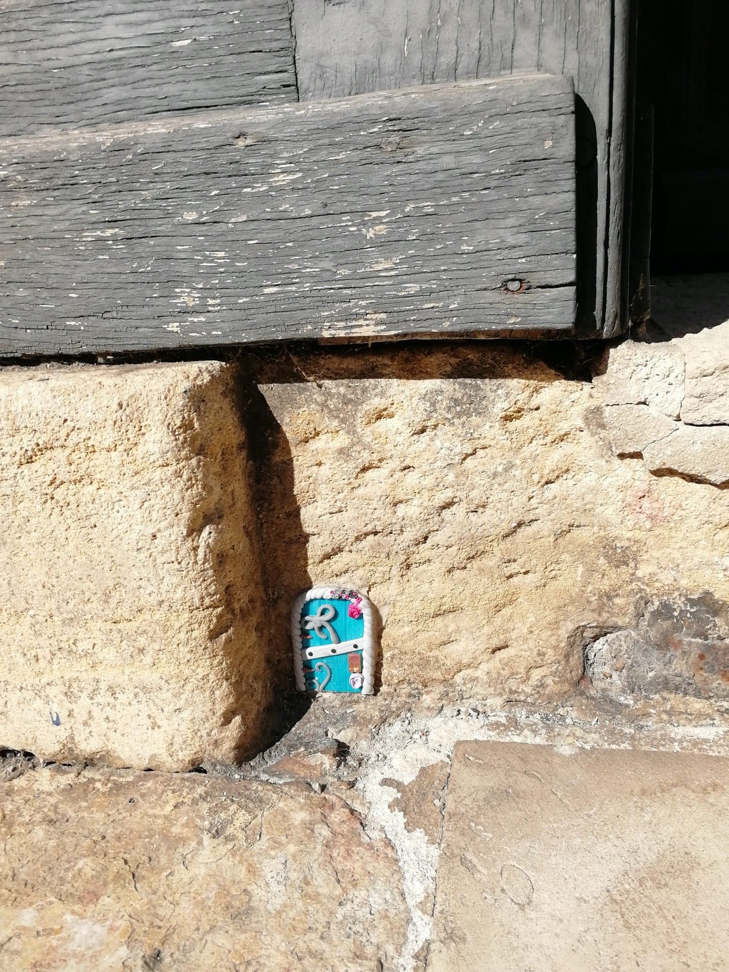 Tiny sticker coin béton — Street art de Florizale à Bourges