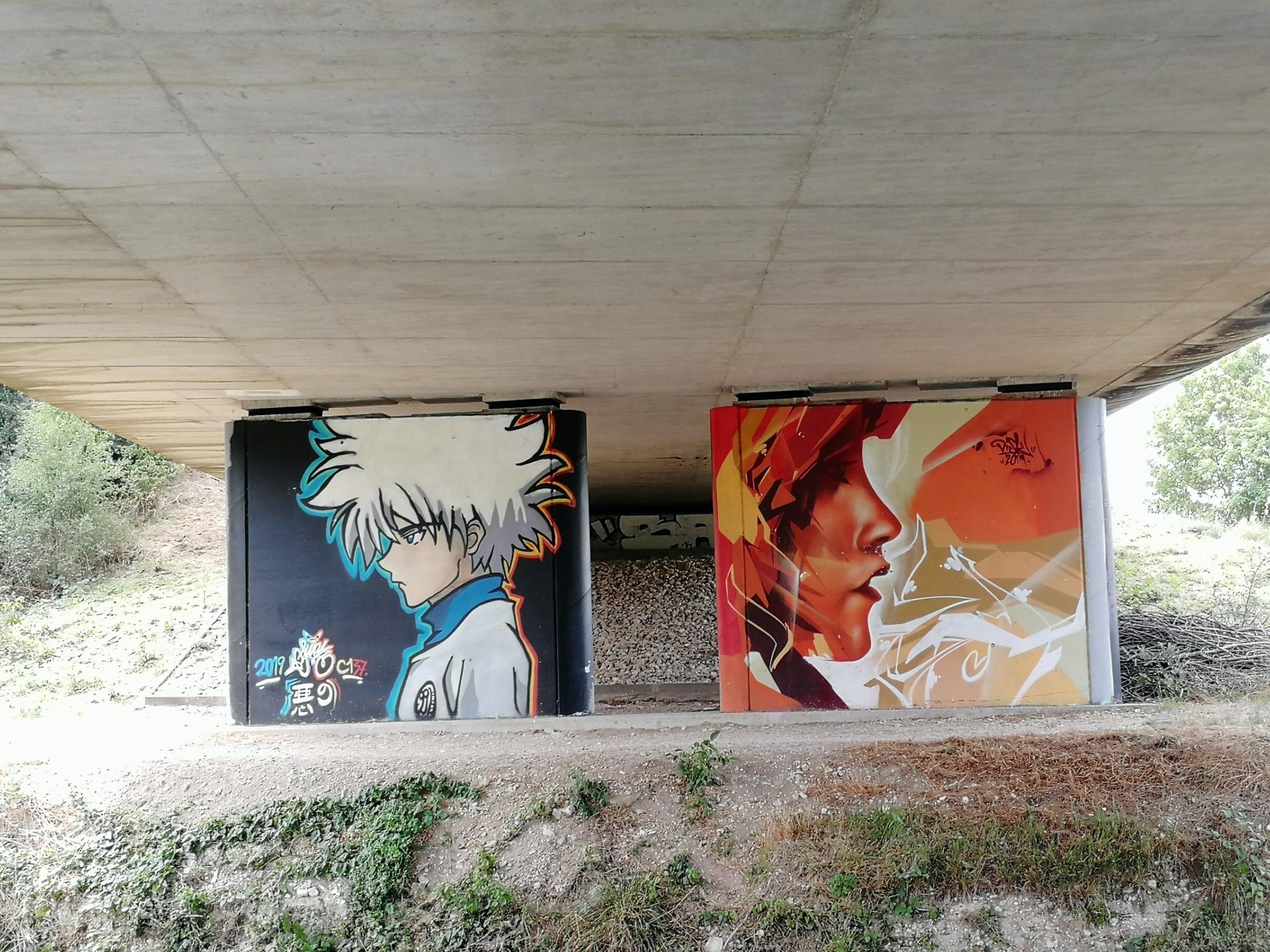 Les deux panneaux manga du pont — Street art à Bourges