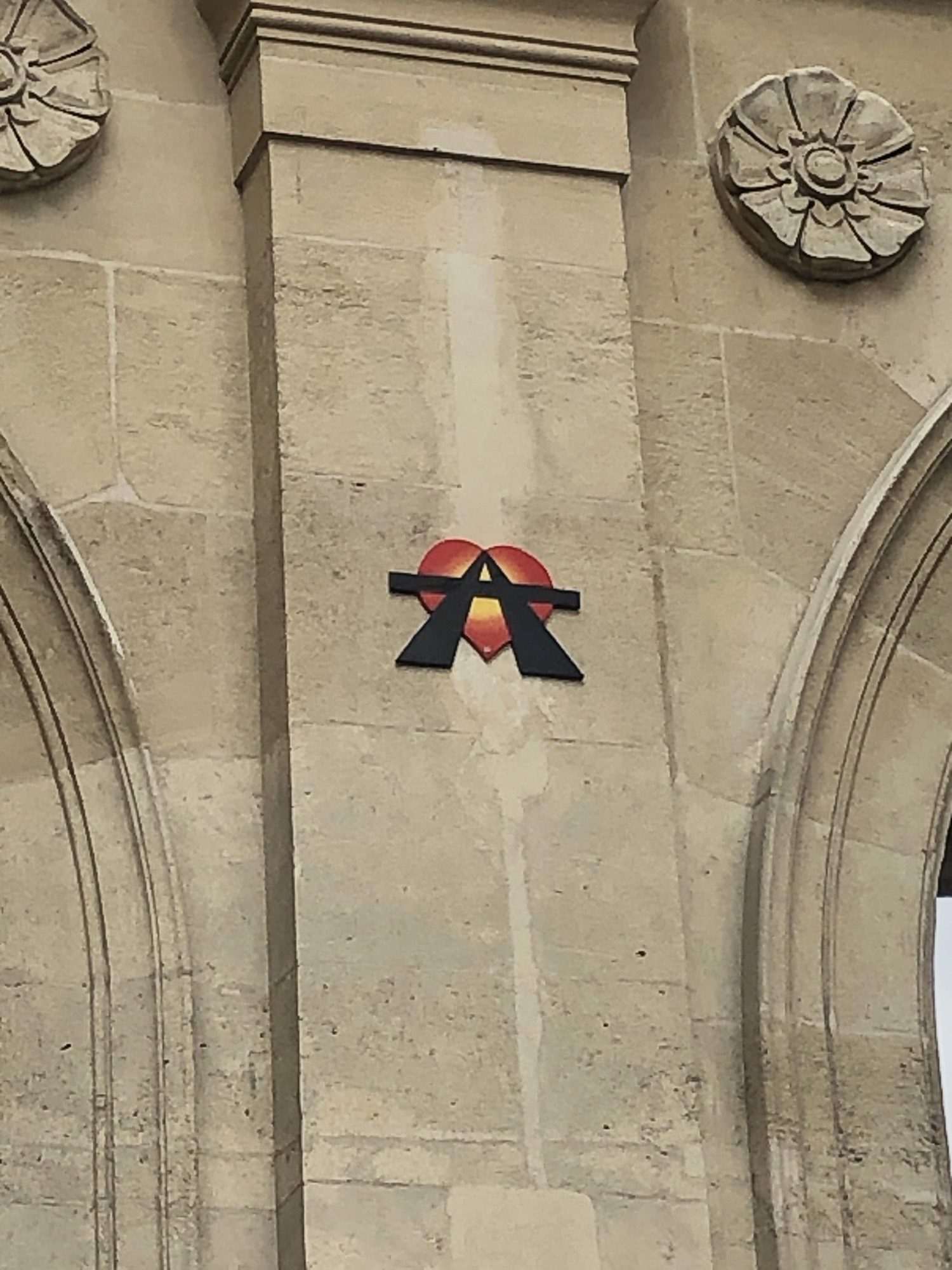 Sticker A2 – Gare du Nord — Street art de A2 à Paris