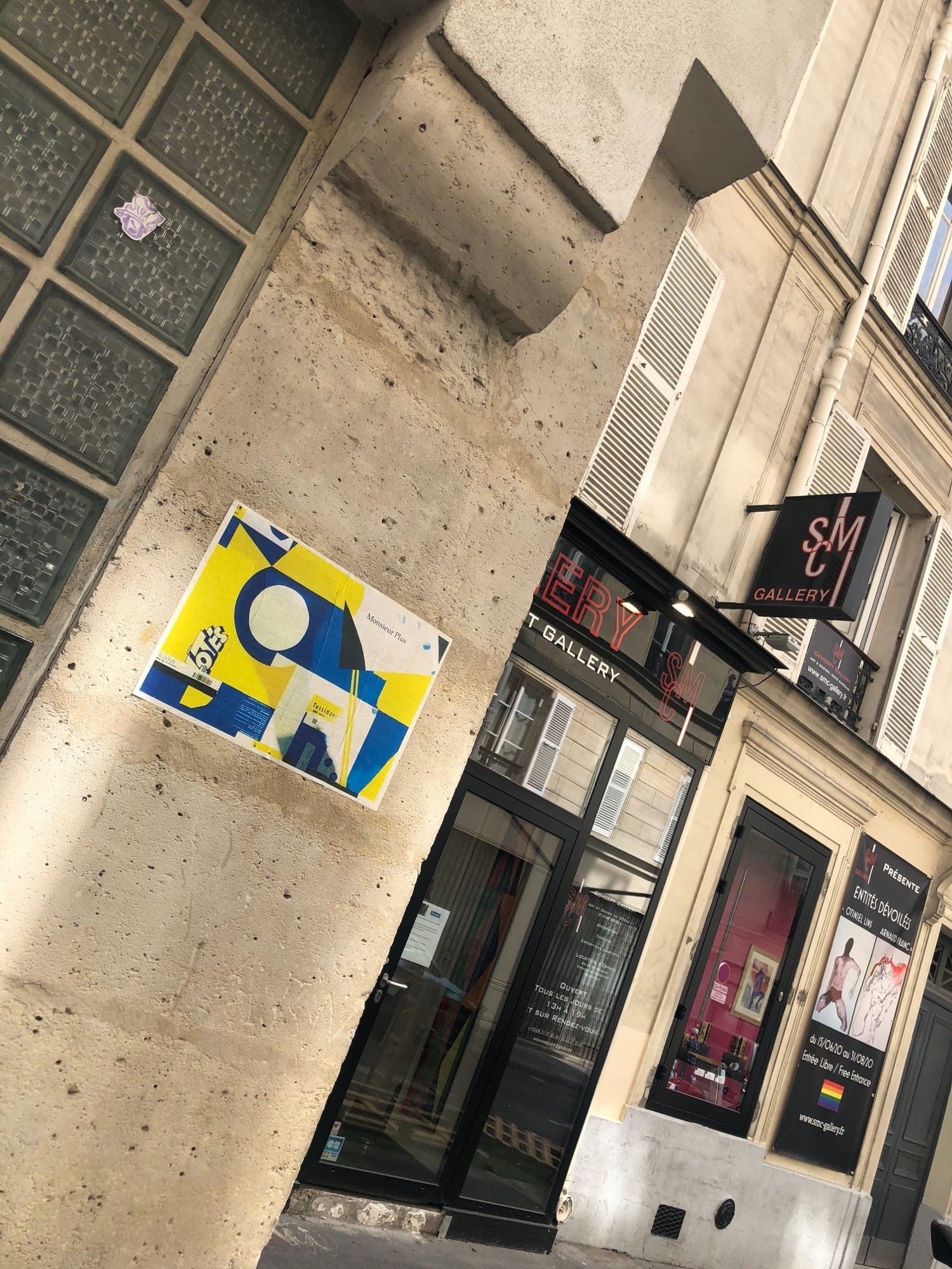 Sticker géométrique – Monsieur Plus — Street art à Paris