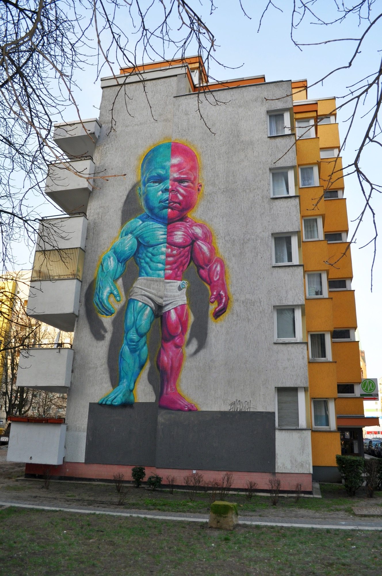 Temper Tot – Bébé bodybuilder par Ron English — Street art de Ron English à Berlin