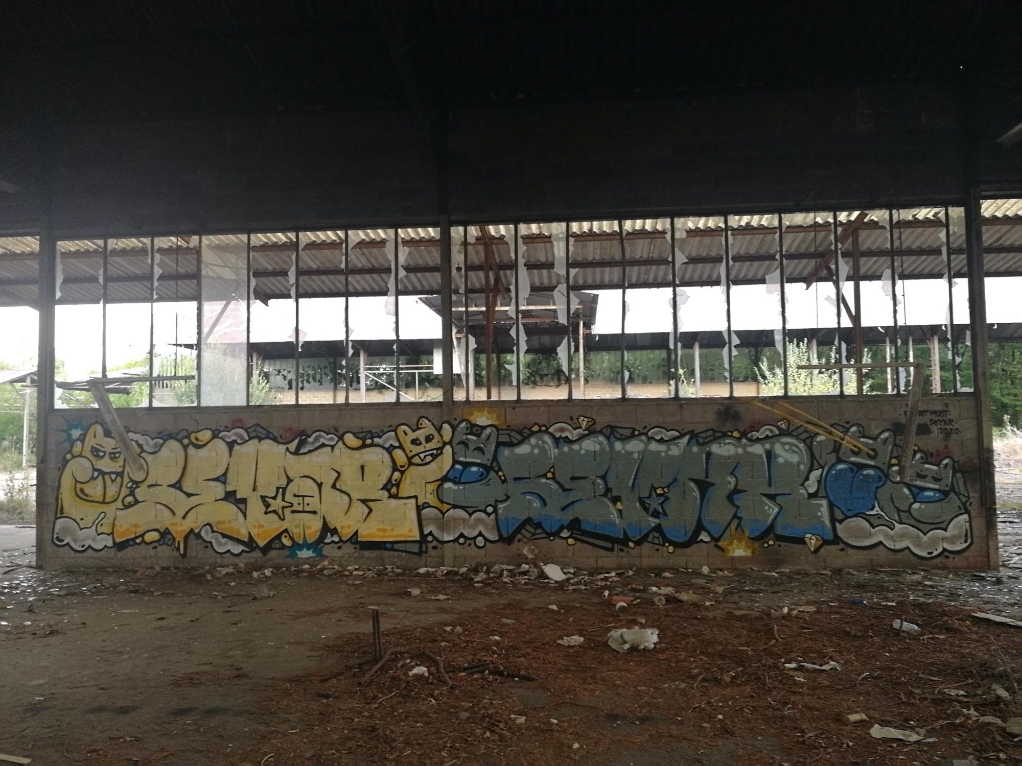Yellow and Blue Wildstyle under the Shed — Street art in Saint-Florent-sur-Cher