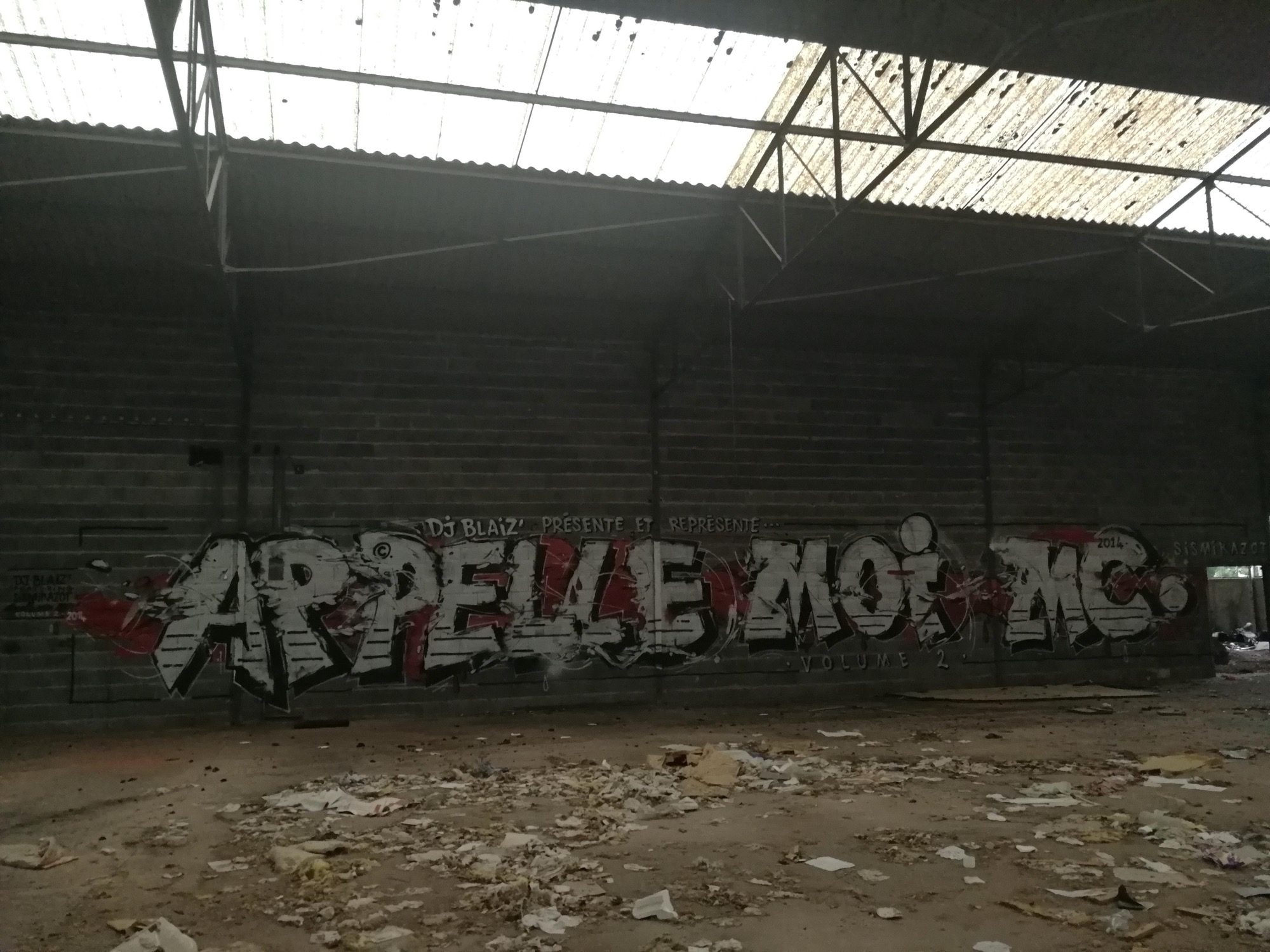 Appelle-moi MC, sous le hangar — Street art à Saint-Florent-sur-Cher