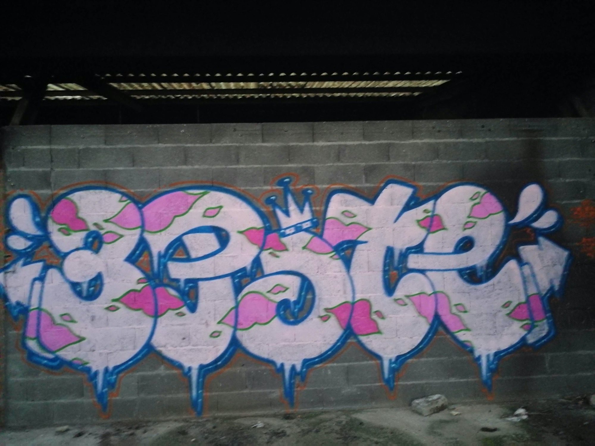 Pink Throw-Up with Hearts and a Crown — Street art in Saint-Florent-sur-Cher