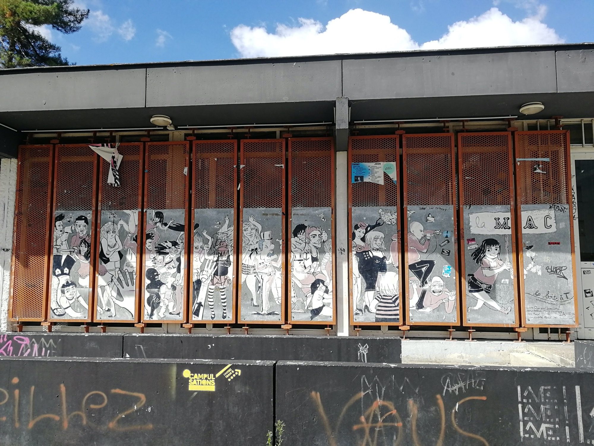 Foules à l'encre derrière les grilles — Street art à Pessac