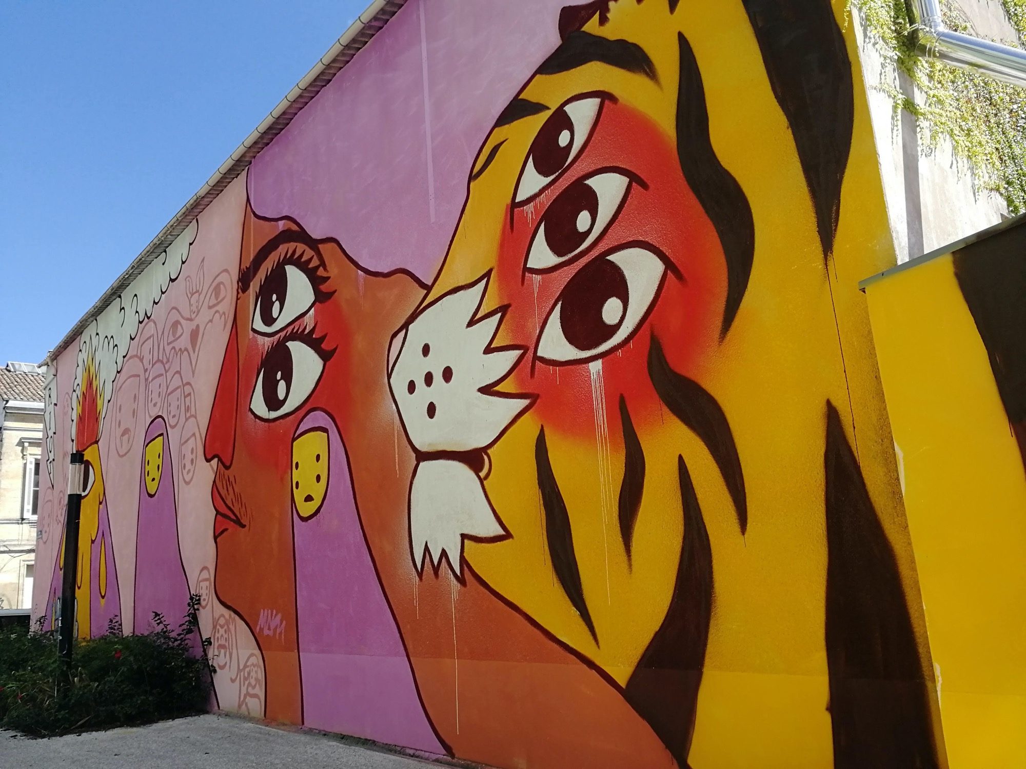 Visage Cartoon Coloré — Street art à Bordeaux