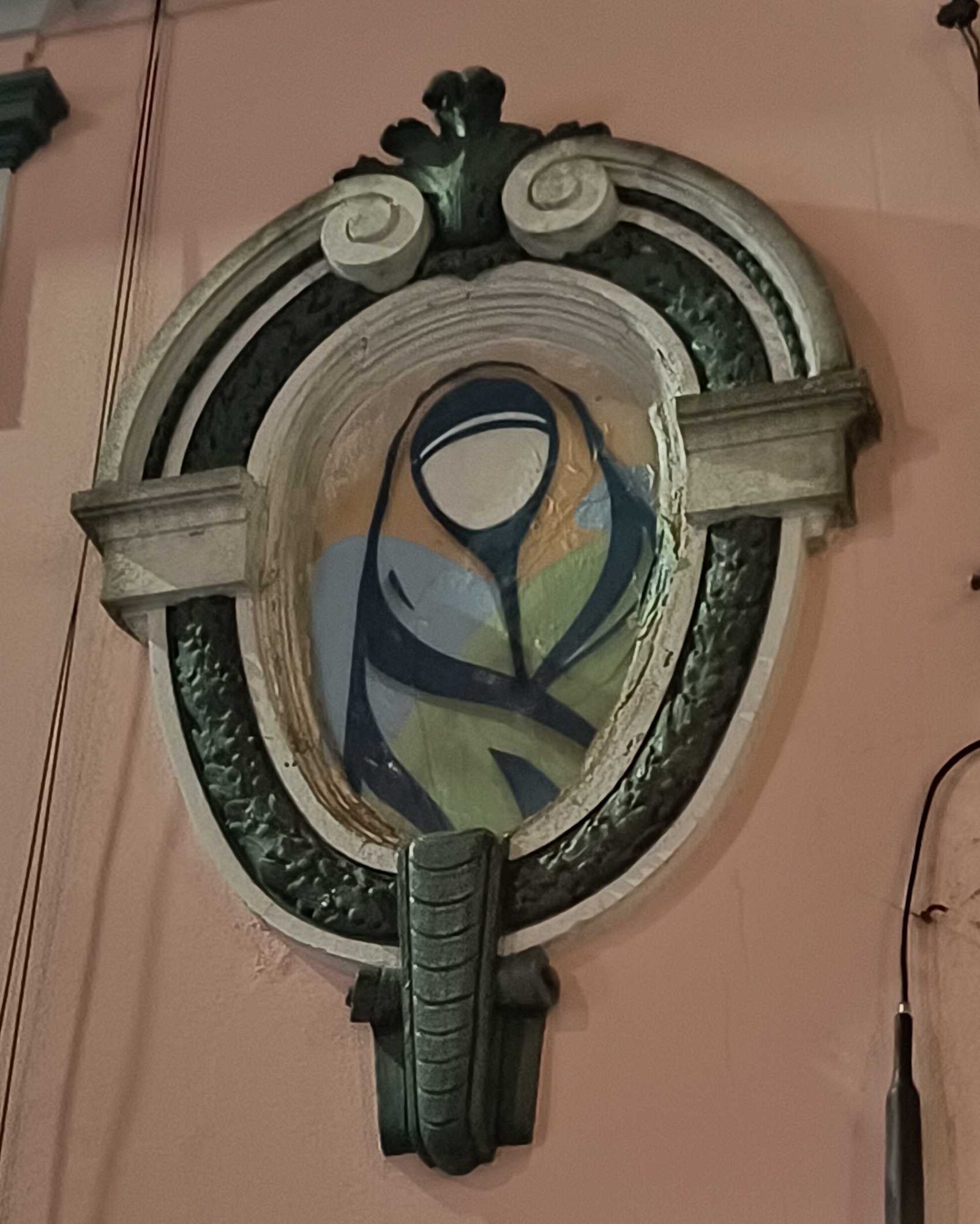 Abstraction dans un médaillon par Hazul — Street art de Hazul à Porto