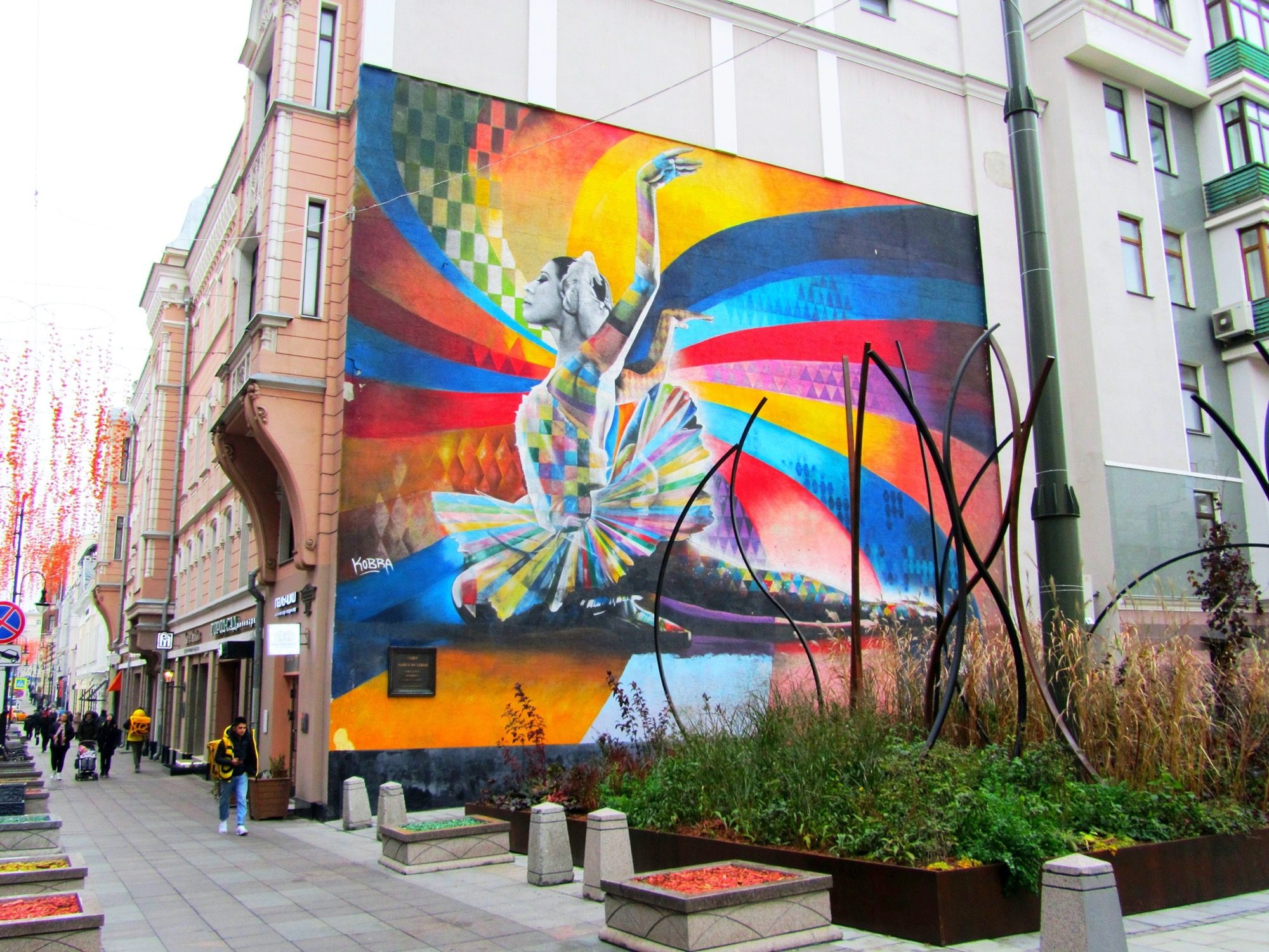 Ballet Legend — Street art by Eduardo Kobra in Moskva