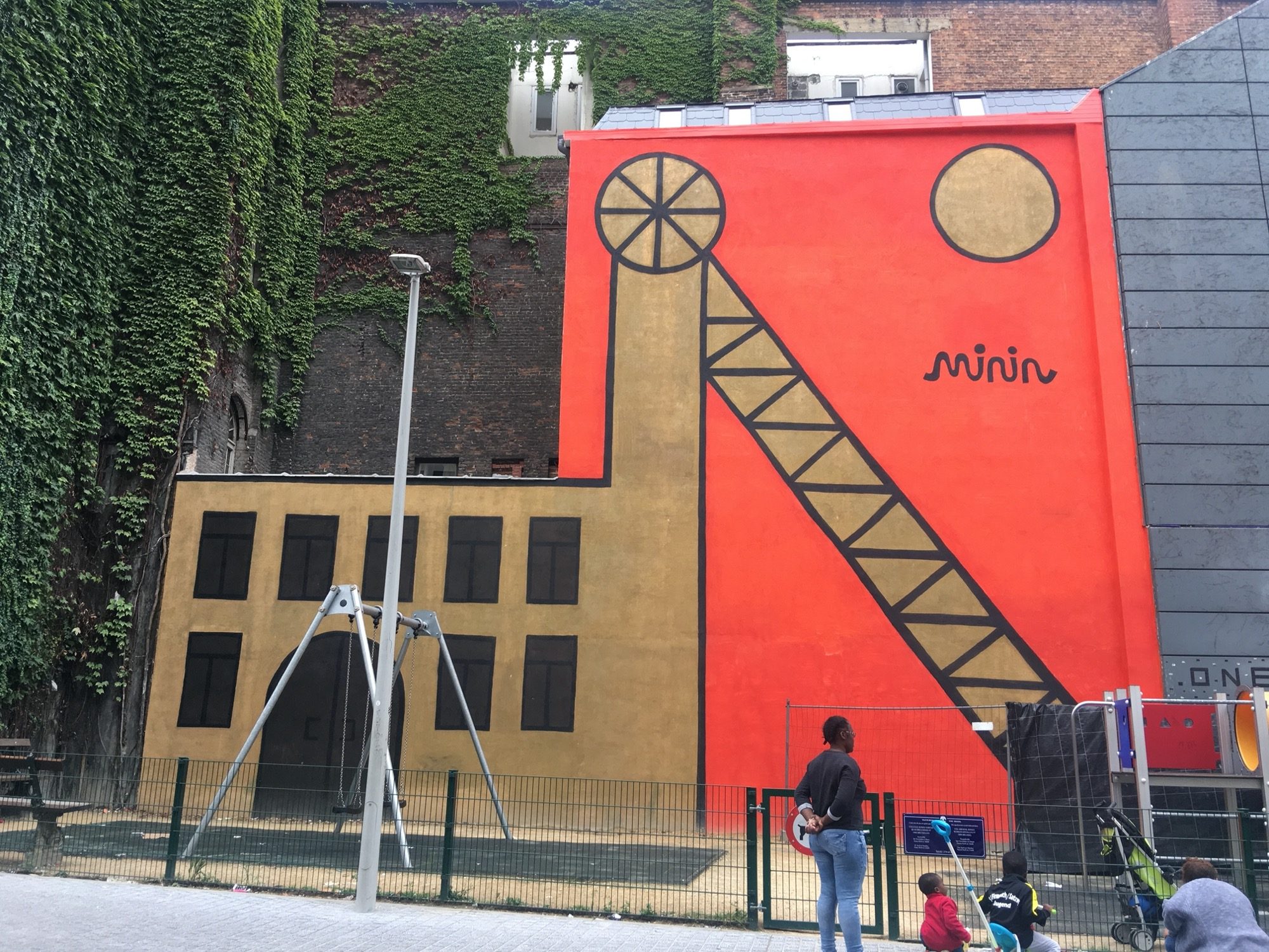 Chevalement de mine sur mur rouge — Street art à Bruxelles