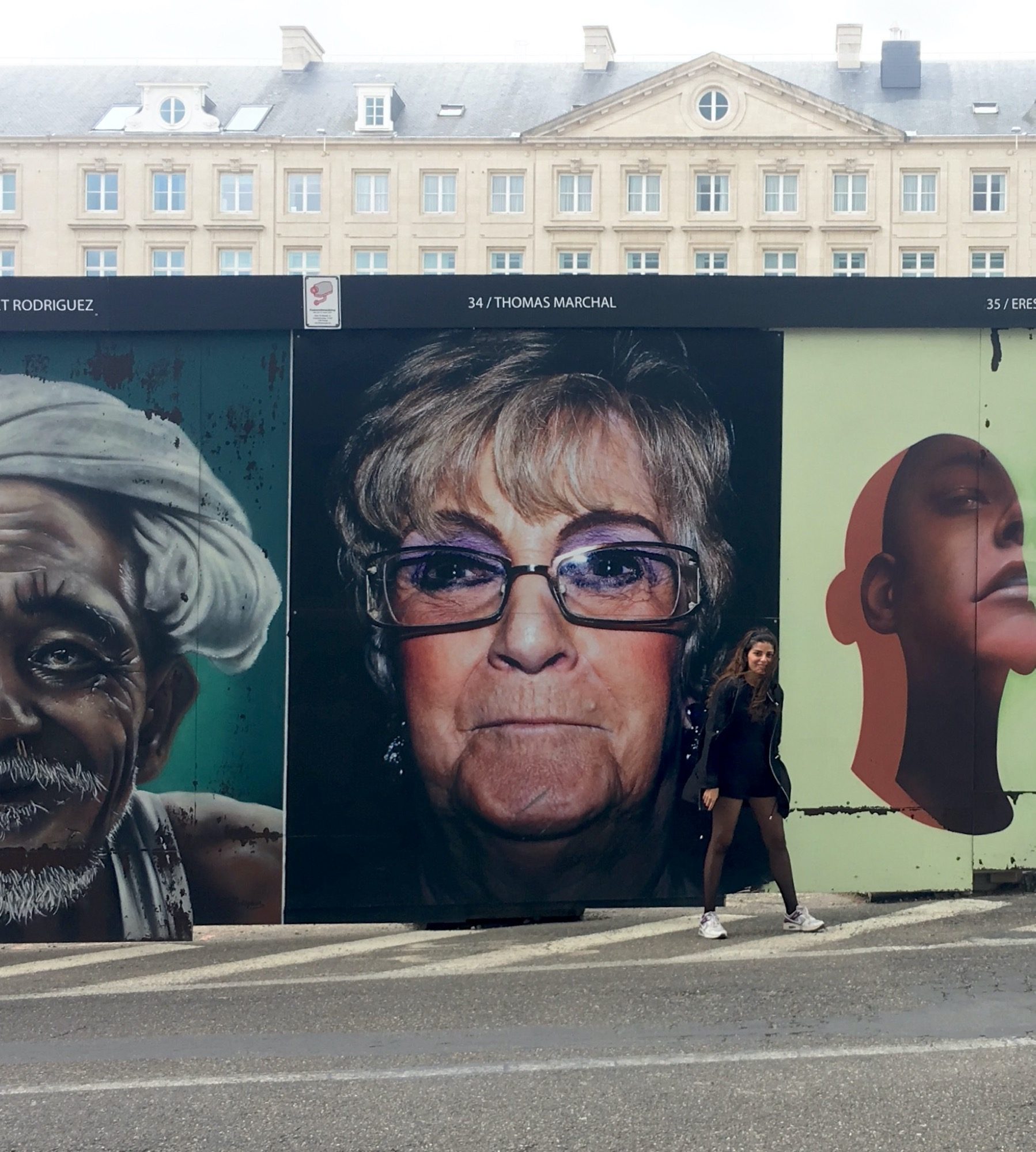 Portrait de femme à lunettes, panneau 34 — Street art à Bruxelles