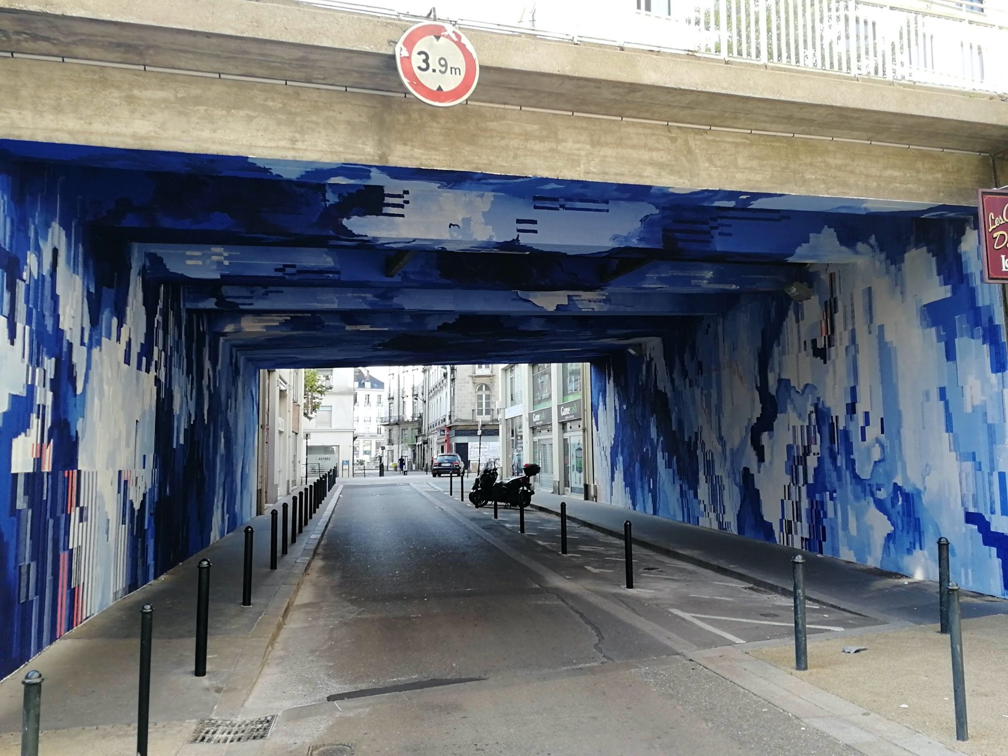 Blue Tunnel in Pixelated Bands — Street art in Nantes