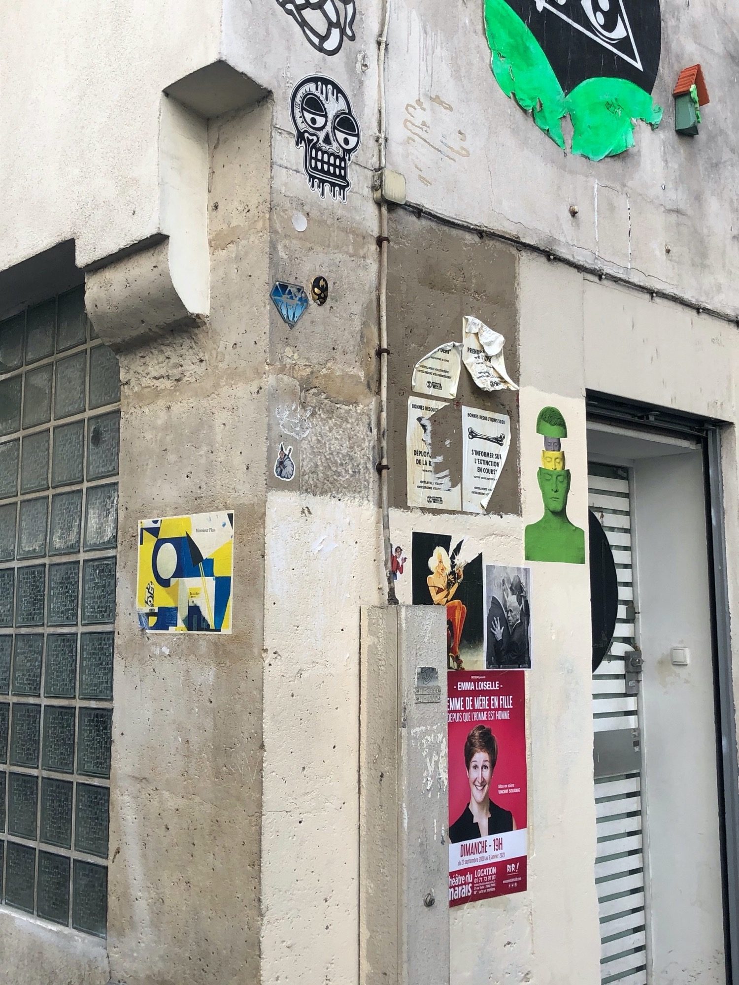 Angle de mur couvert de collages — Street art de Le Diamantaire, Monsieur plus à Paris