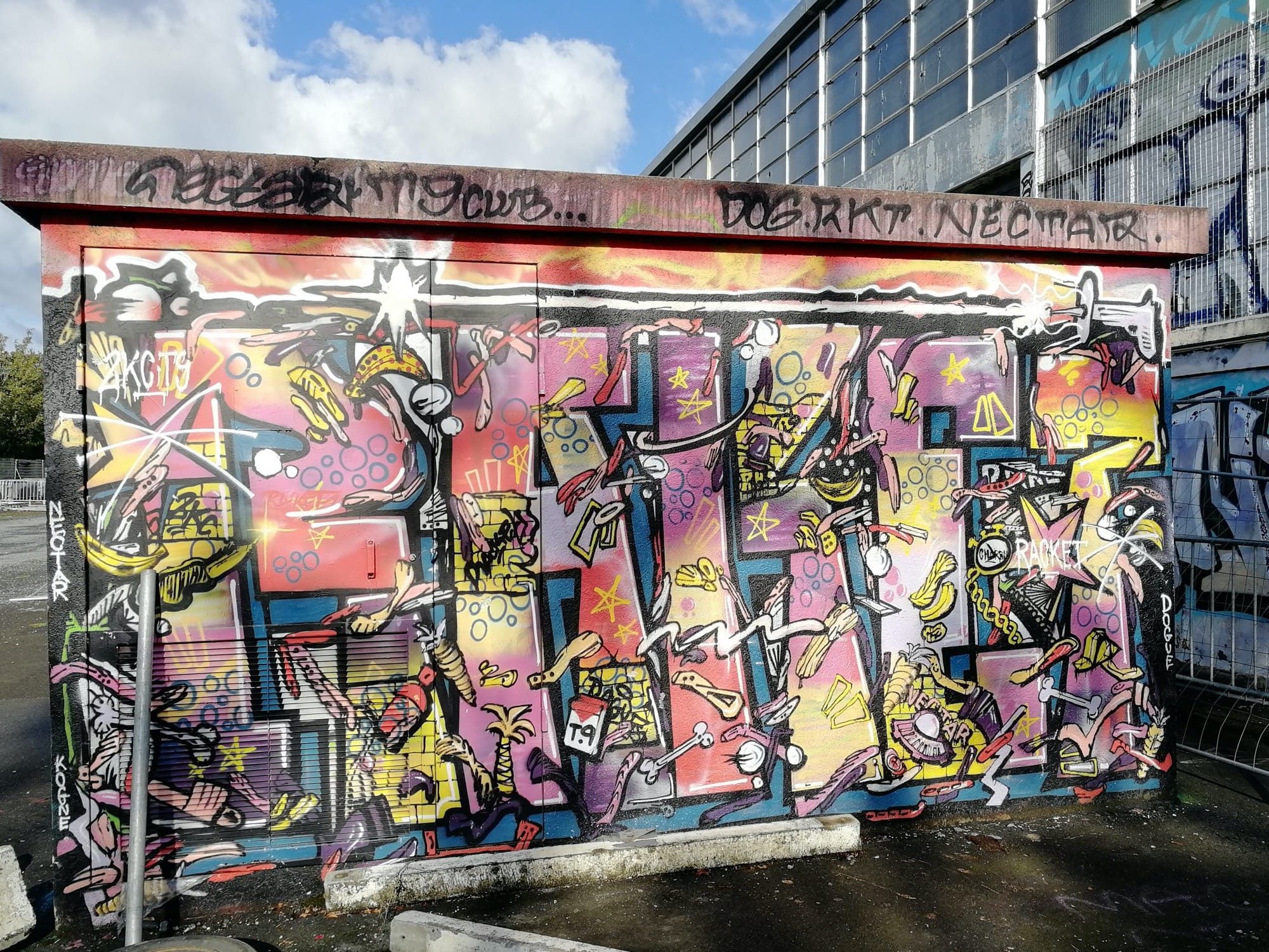 Pièce wild-style jaune et violet — Street art à Ploufragan