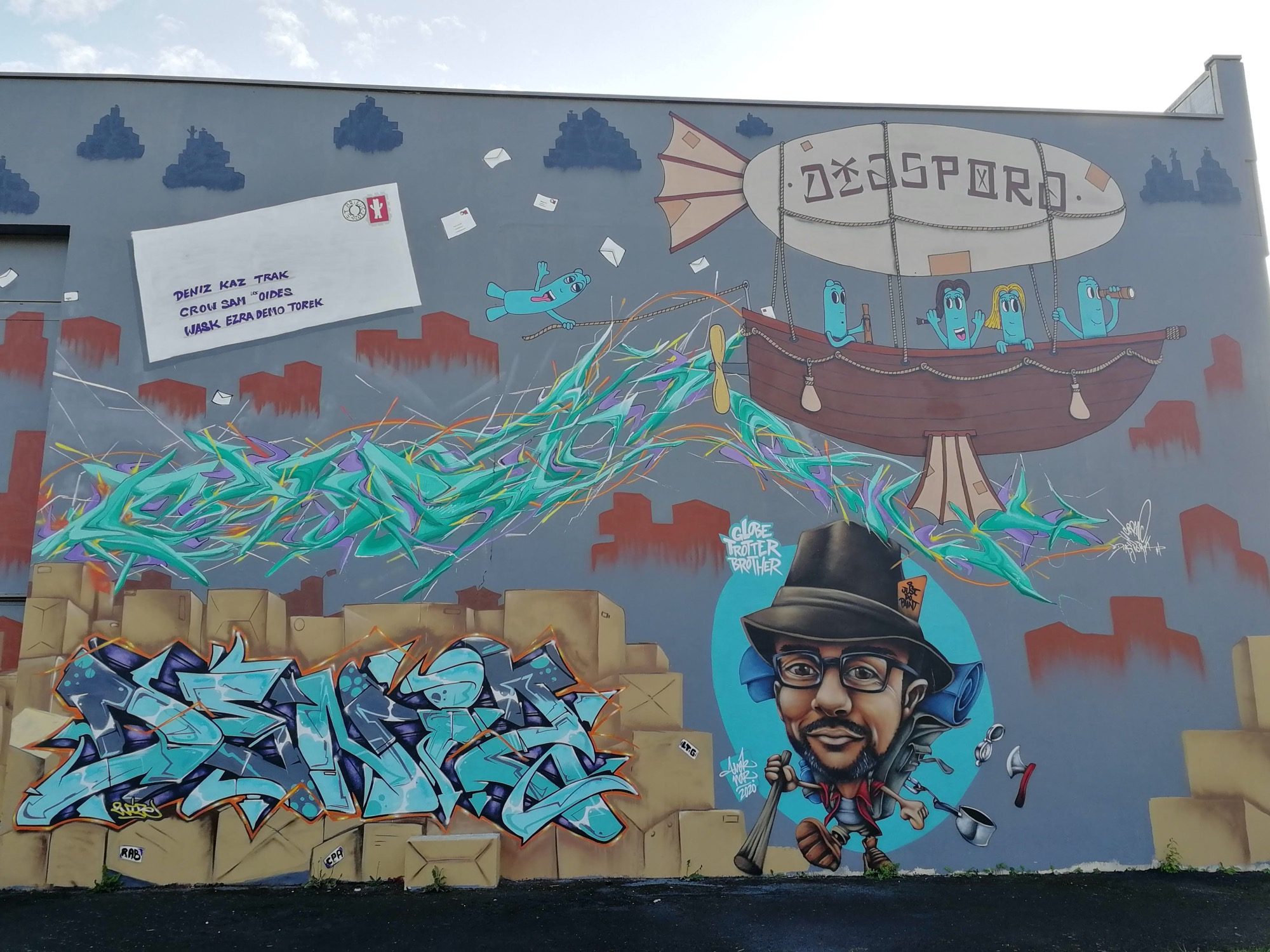 Airship and Flying Letters — Street art in Ploufragan