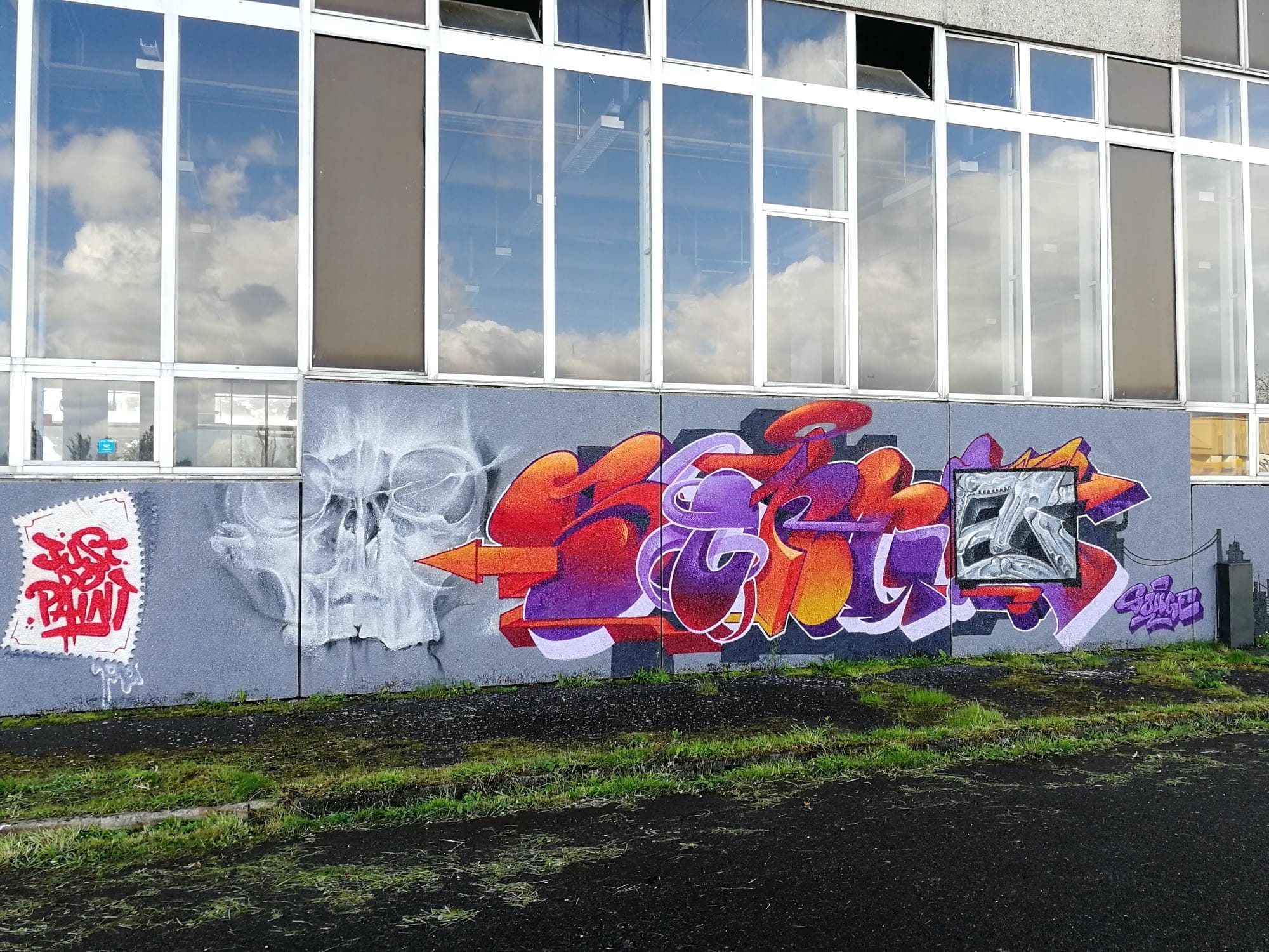 Grey Skull under Just Do Paint — Street art in Ploufragan