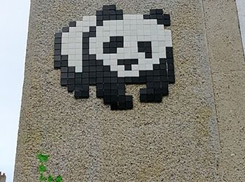Panda accroupi en mosaïque — Street art de Waldo à Angers