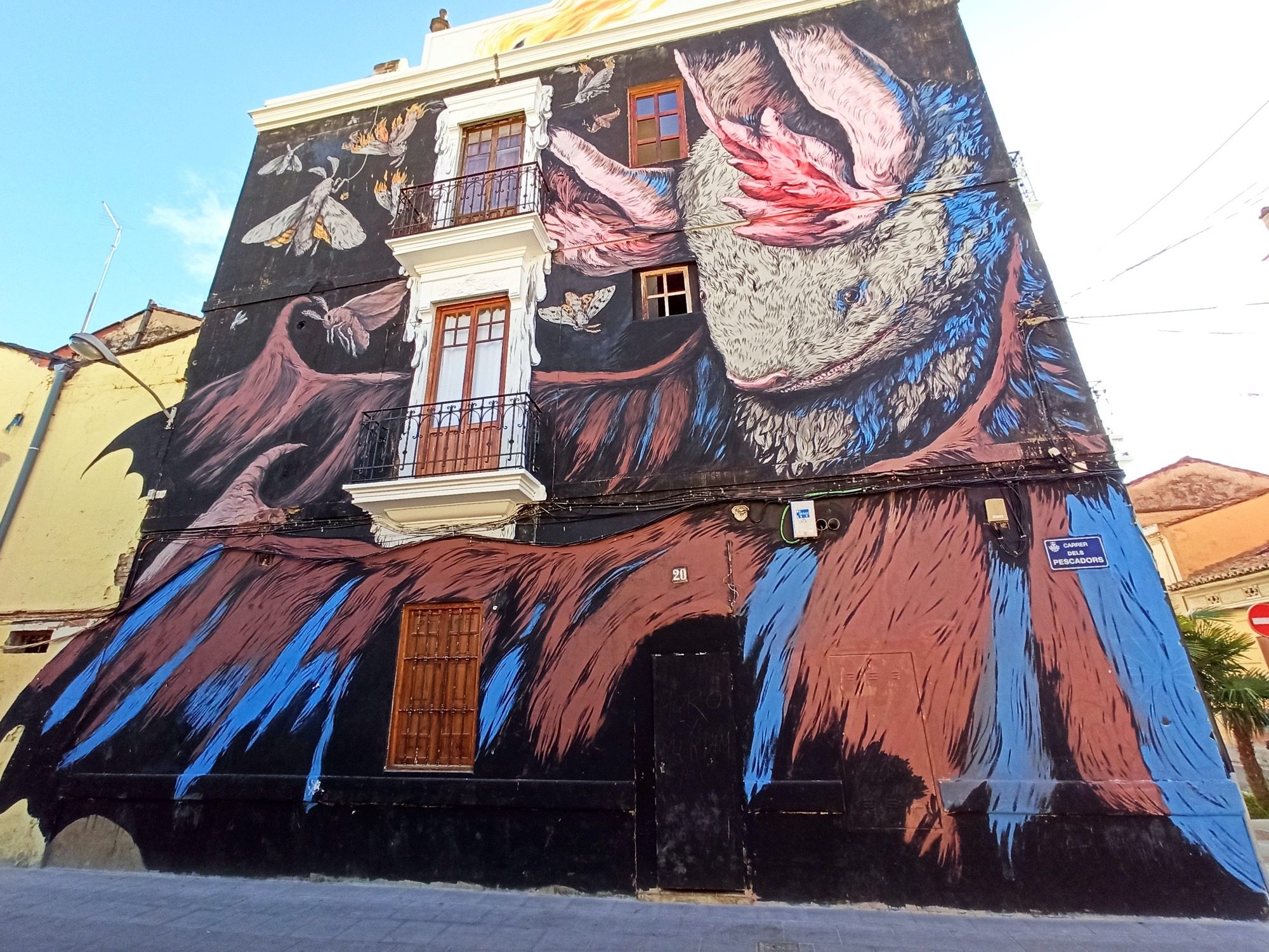 Oreilles roses et papillons en flammes — Street art de Ericailcane à València