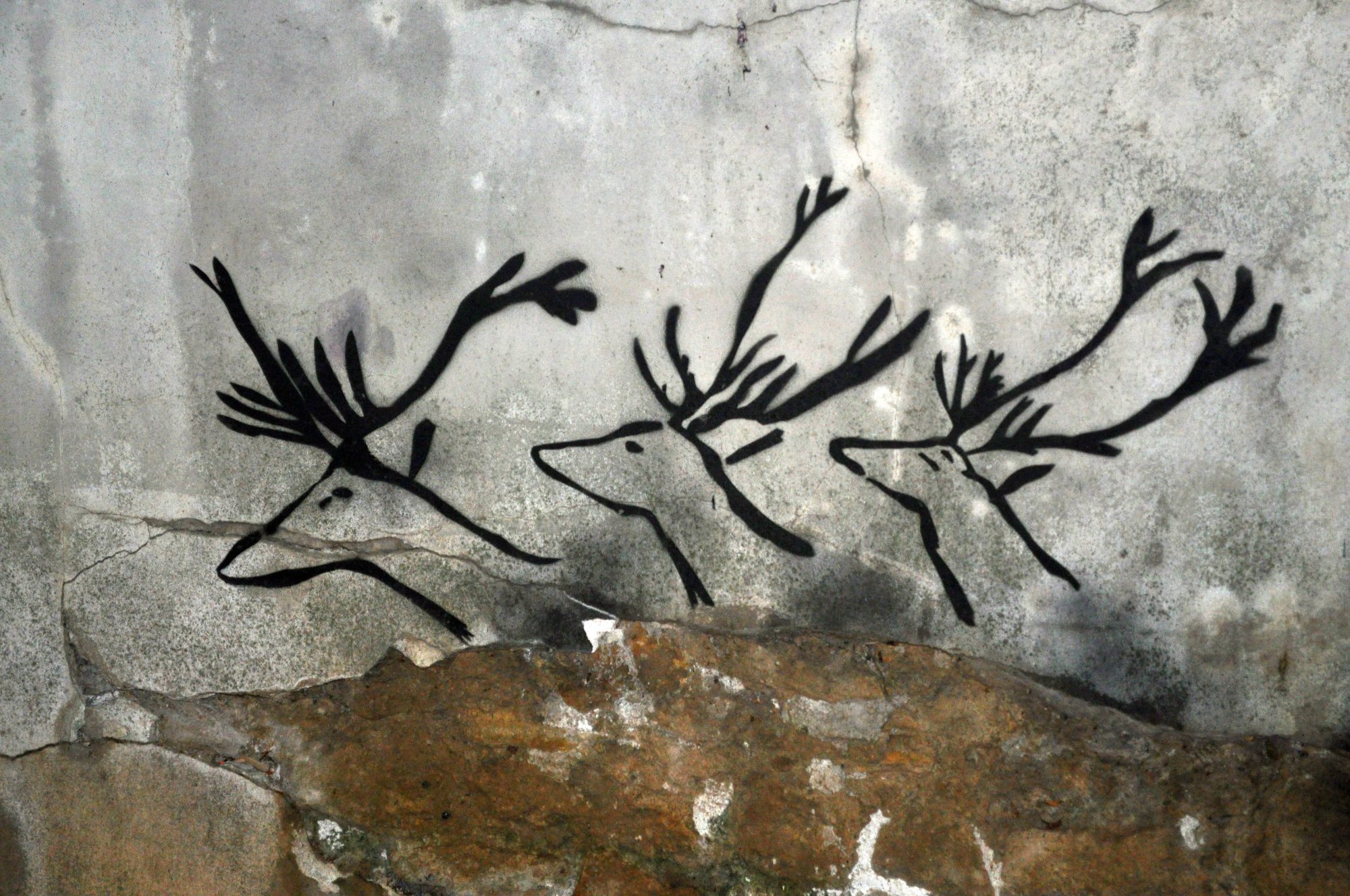 Three Stags Above the Rock — Street art by Lasco in Champigny-sur-Marne
