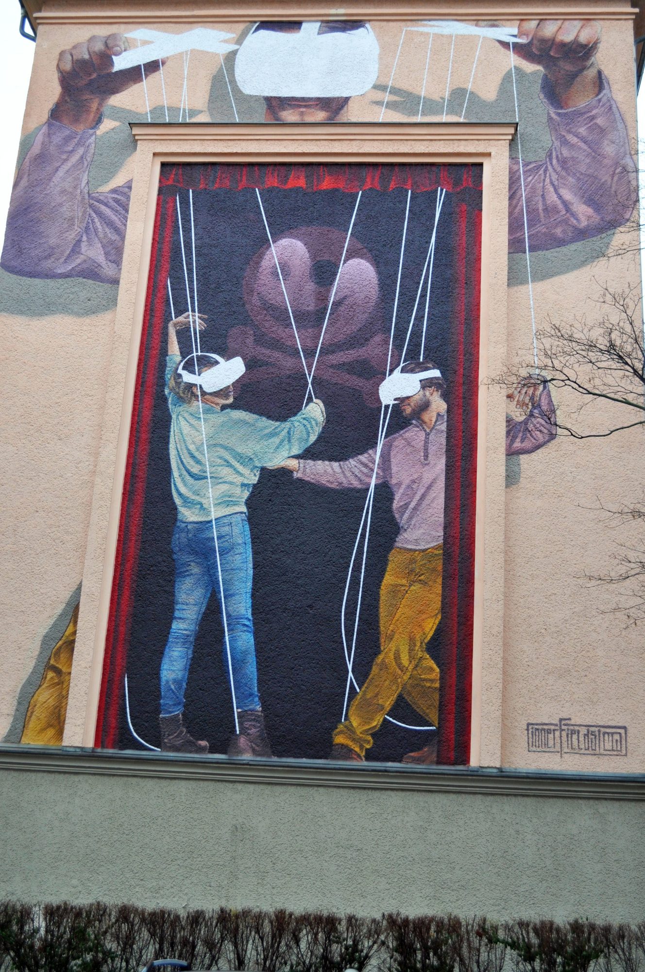 Figure aérienne suspensions — Street art de Innerfields à Berlin
