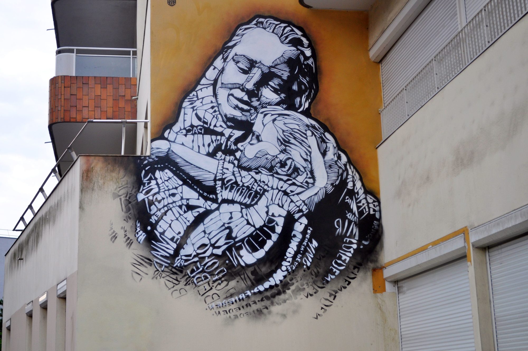Homme tatoué noir-blanc — Street art de C215 à Paris
