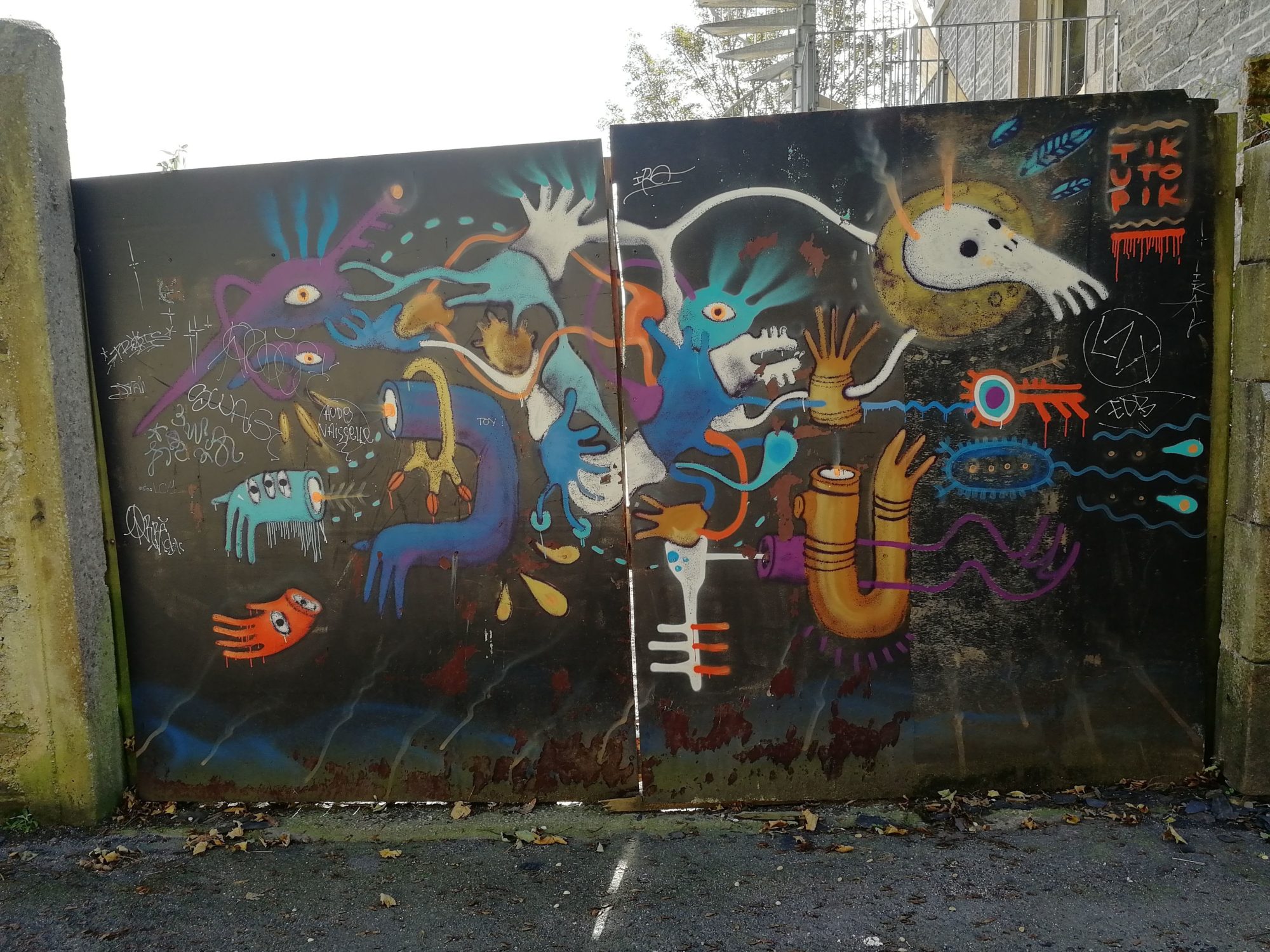 Surrealist Creatures on Dark Background — Street art in Morlaix