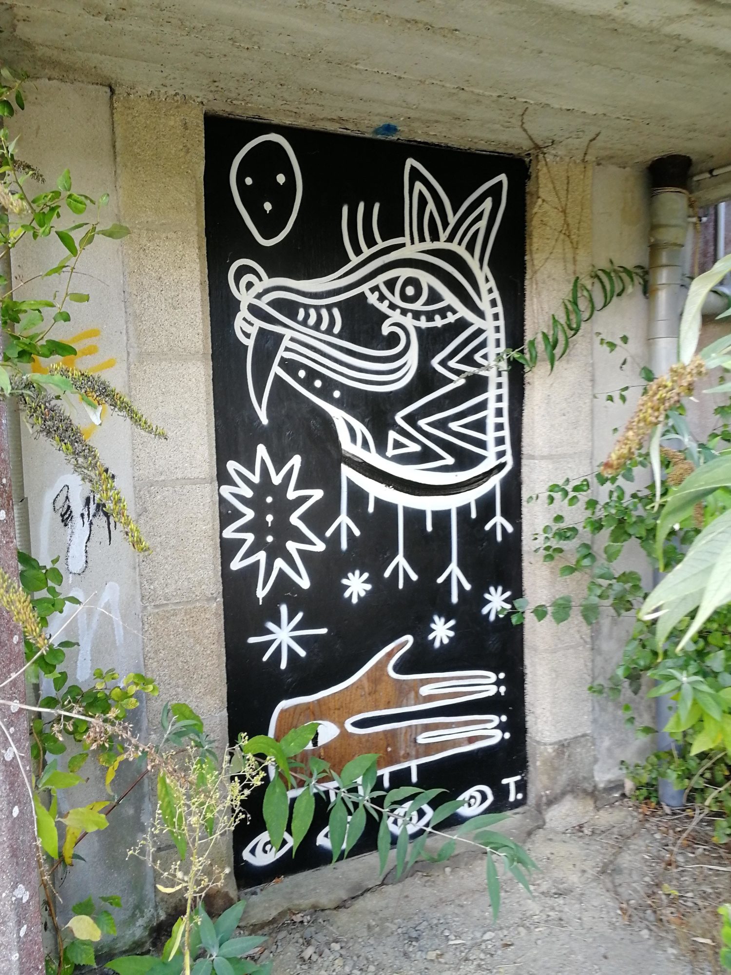 Totemic Animal on Black Background, Morlaix — Street art in Morlaix