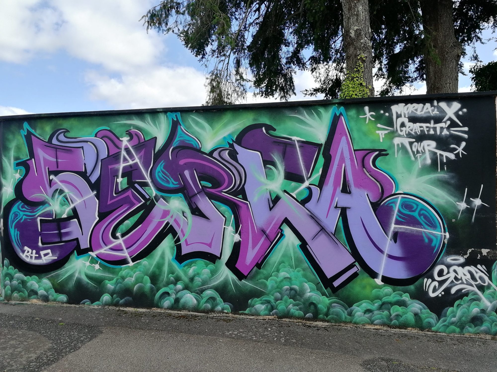 Purple Wild Style on Green Background, Morlaix — Street art in Morlaix