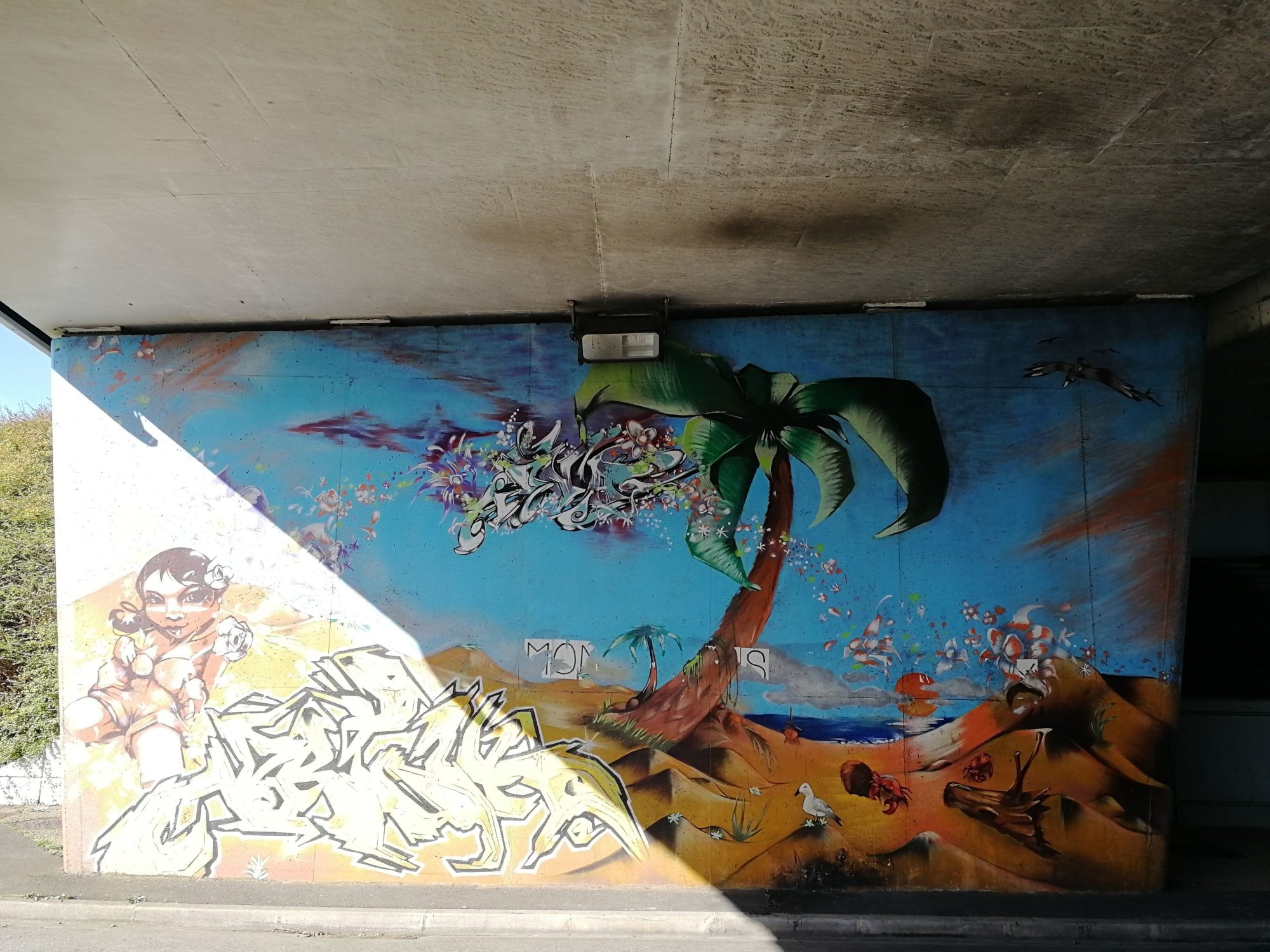 Tropical Island and Lettering, Langueux — Street art in Langueux