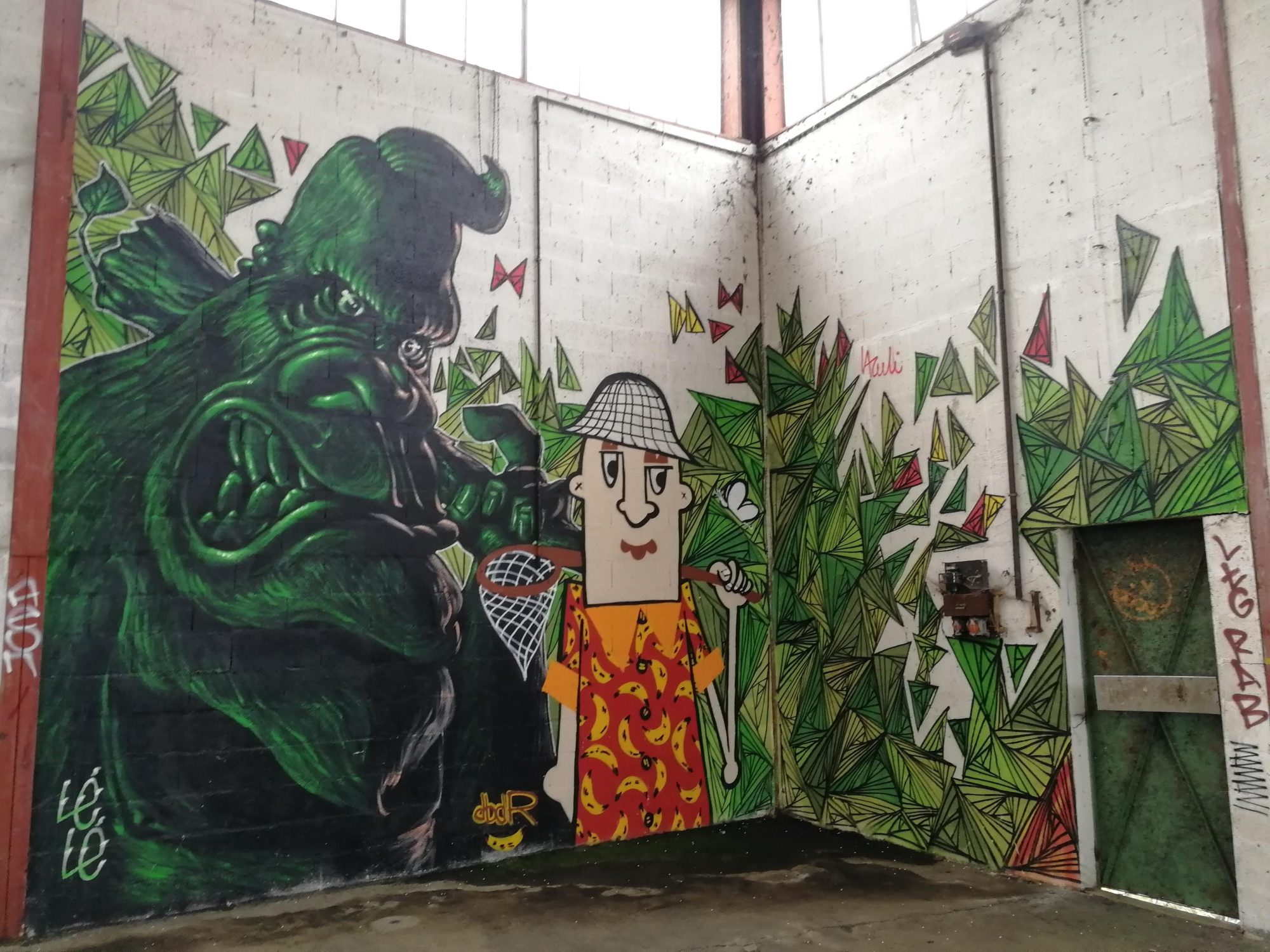 Le chasseur de papillons et le monstre vert — Street art de Lélé, Deuxben de Rennes à Issé