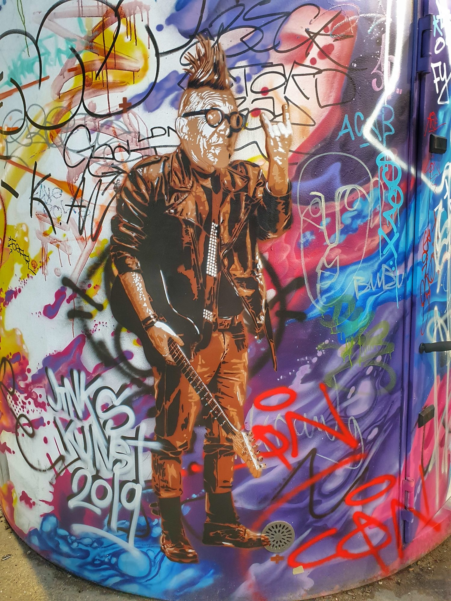 CorbuPunk on the Tagged Column — Street art by Jinks Kunst in Berlin