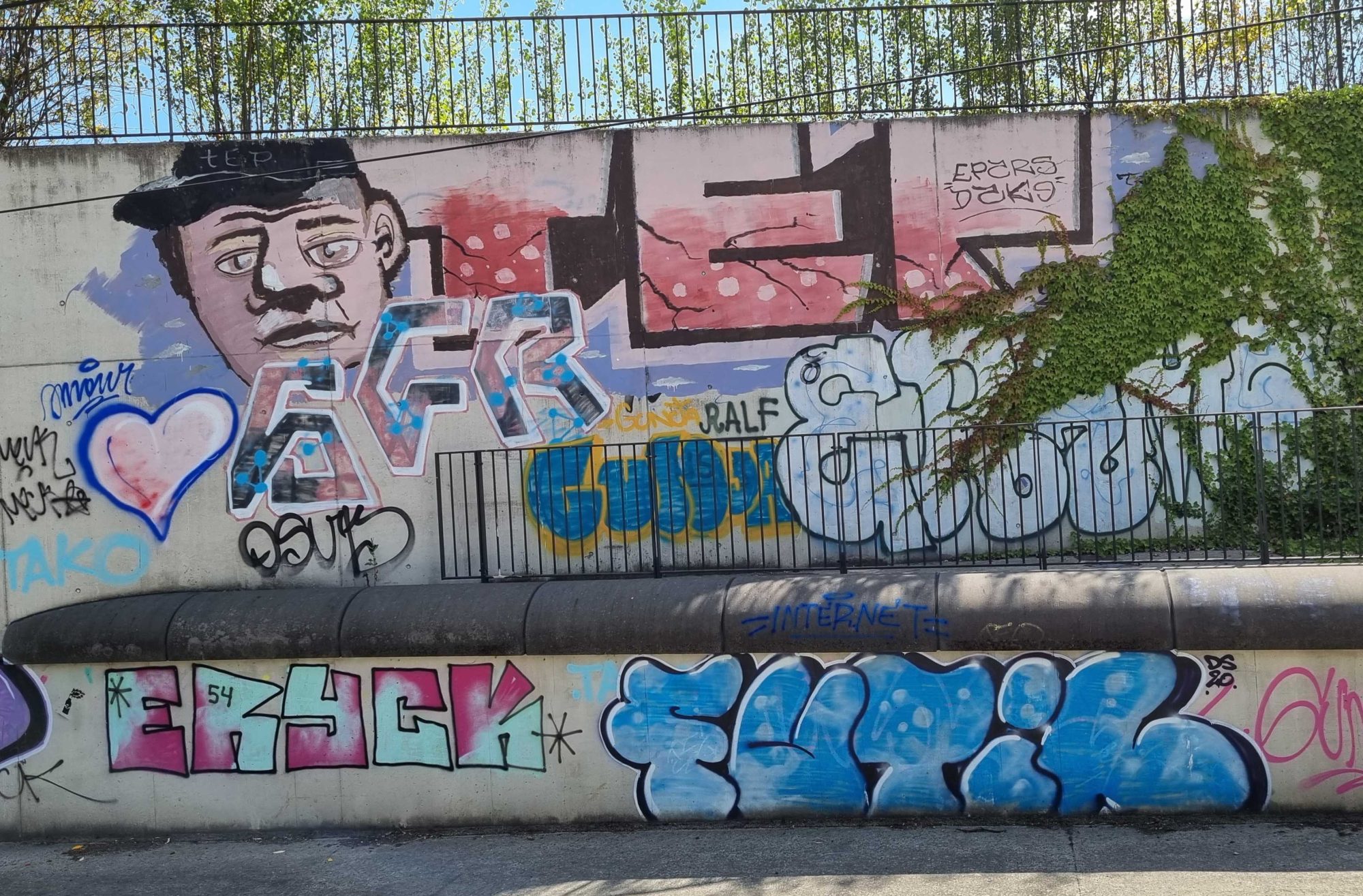 Portrait réaliste et tags multicolores — Street art à Strasbourg
