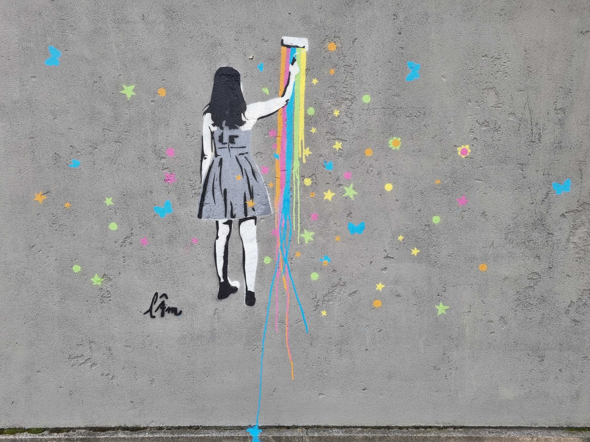 Fillette au rouleau arc-en-ciel — Street art à Clermont-Ferrand