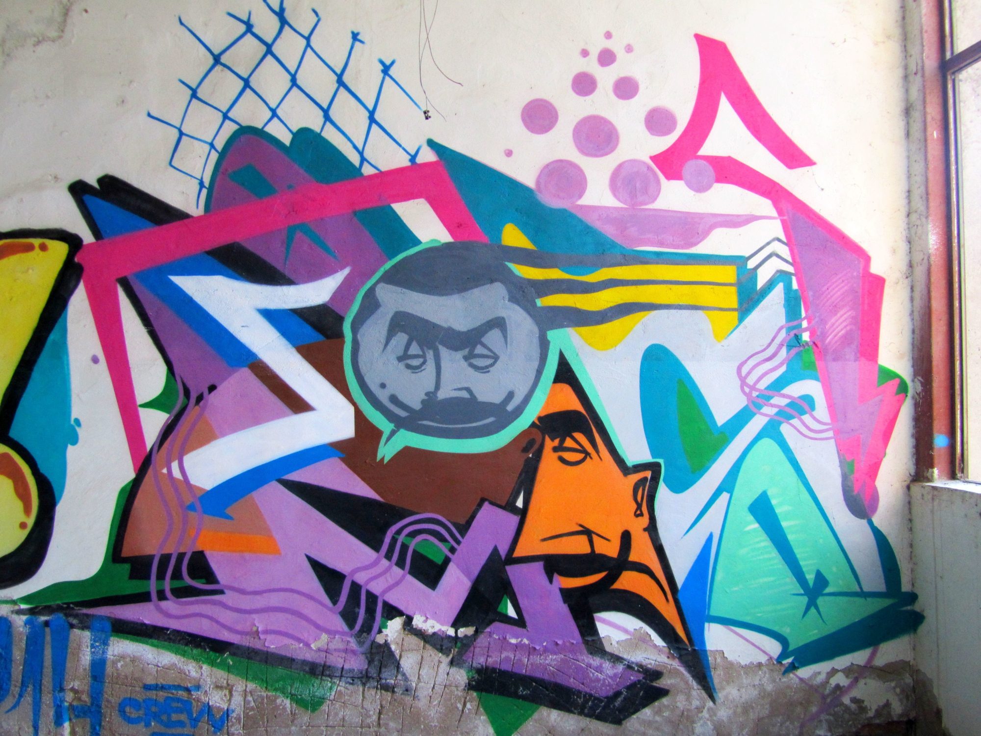 Visages dans le wildstyle de Bakou — Street art de Moosem135 à Bakı