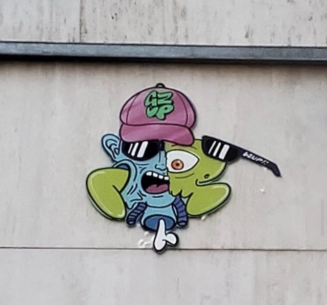 Monstre Gzup casquette rose — Street art de Gzup à Paris