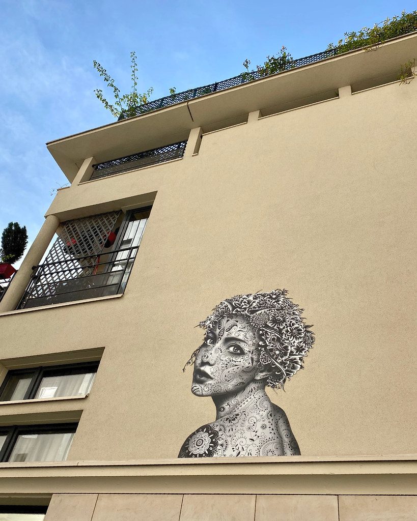 Woman of Interlacing Lines — Street art by Aydar in Paris