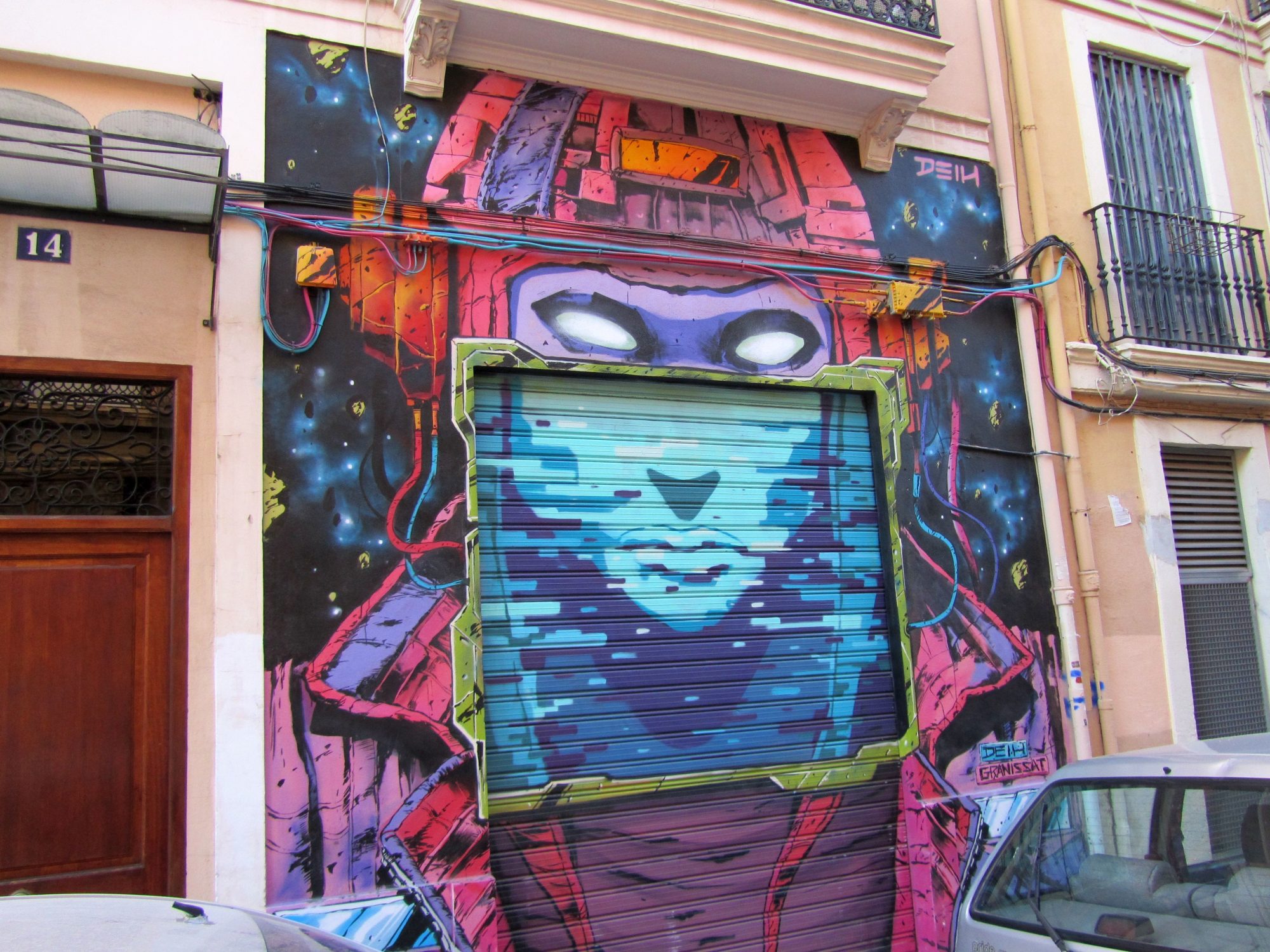 Visage cybernétique sur rideau vert — Street art de Deih xlf à València