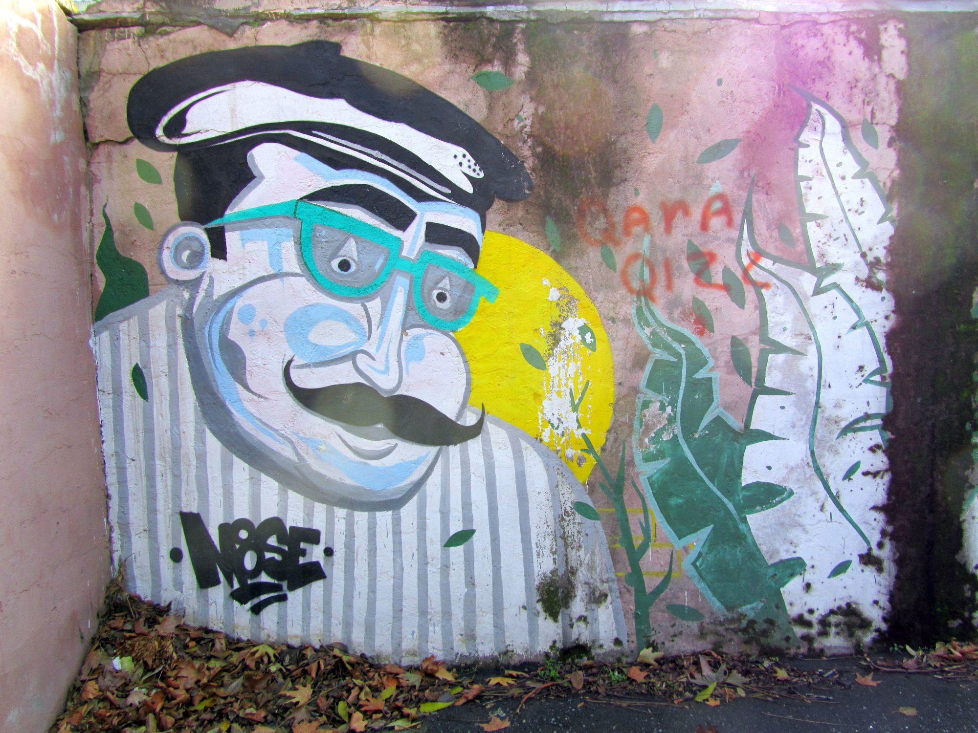 Le monsieur aux lunettes turquoise — Street art de Moosem135 à Bakı