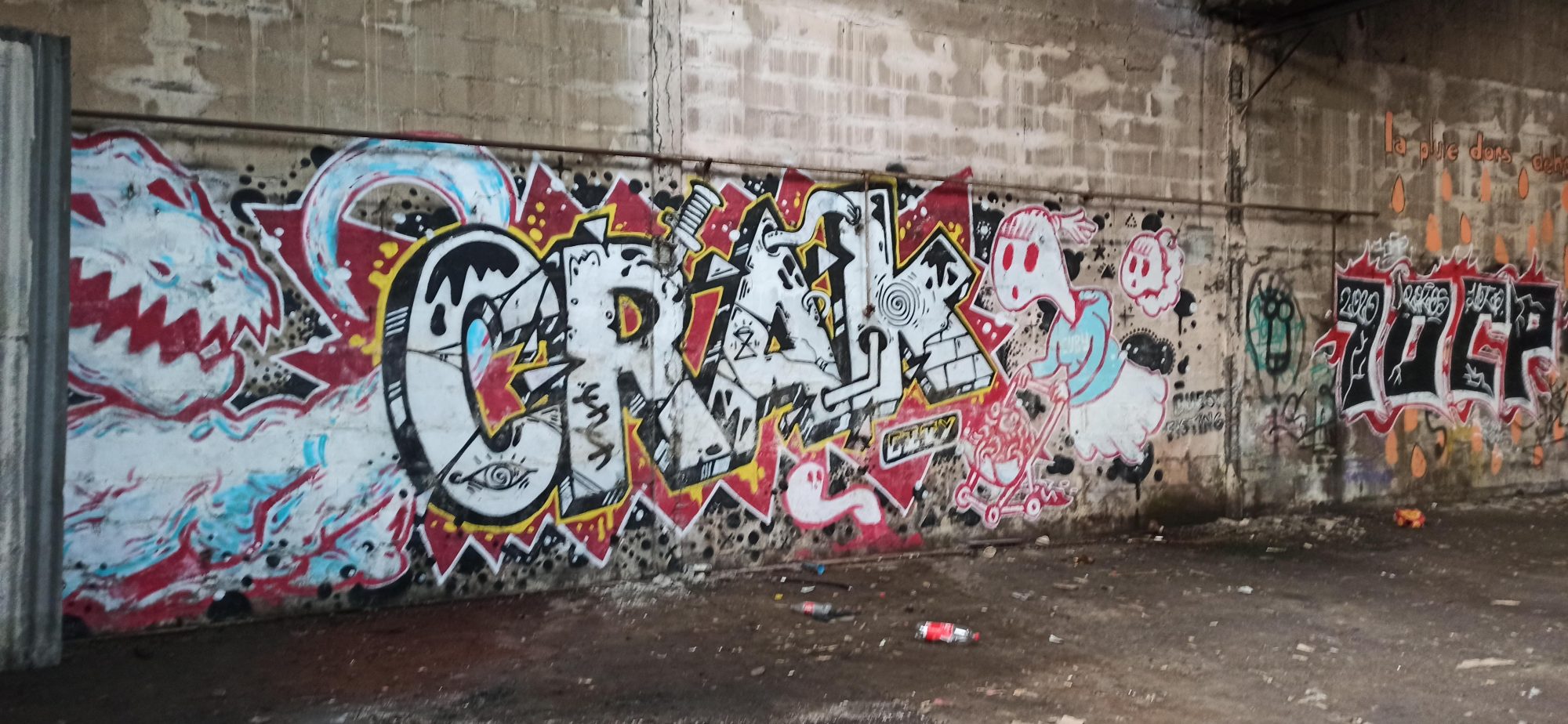 Lettrage rouge et gueule de requin — Street art à Lorient