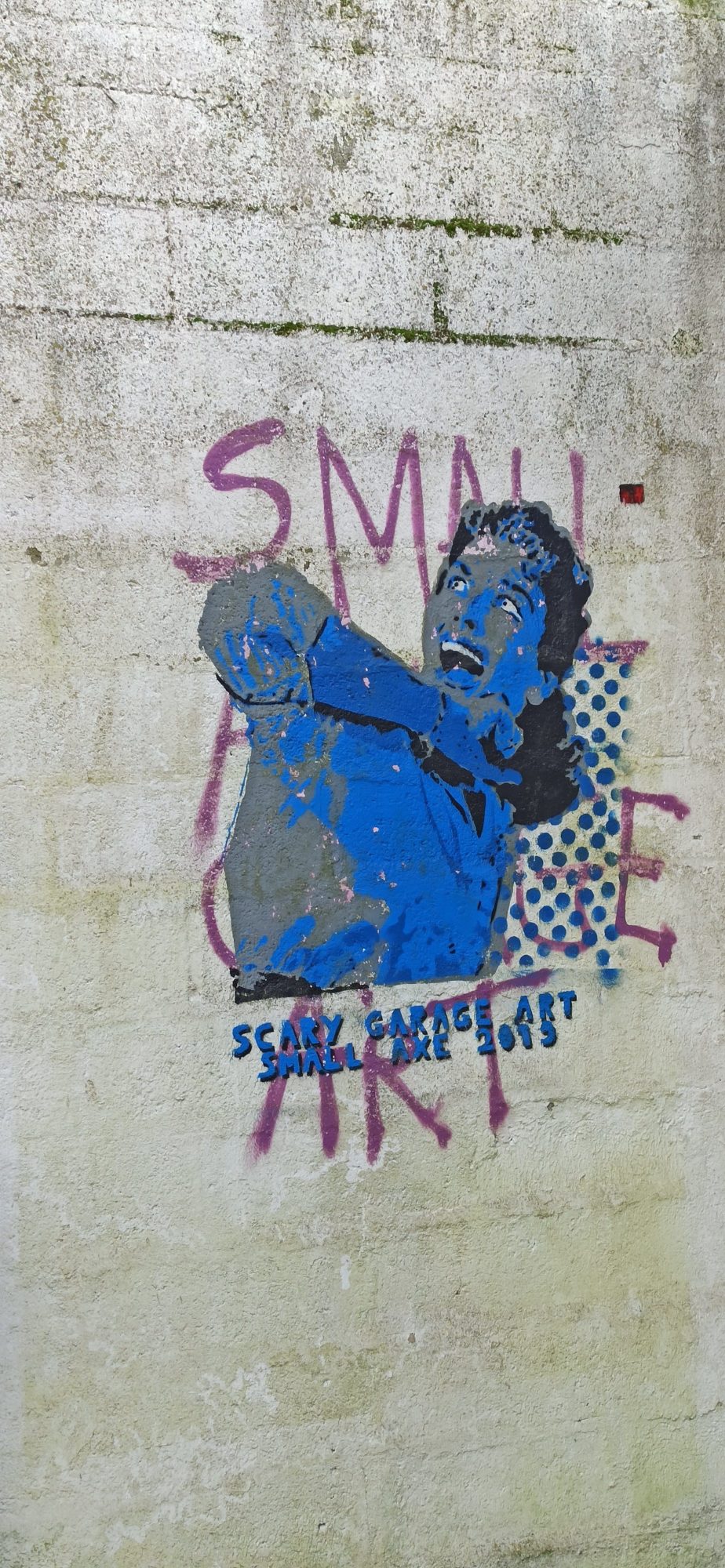 Figure féminine critique — Street art à Lorient