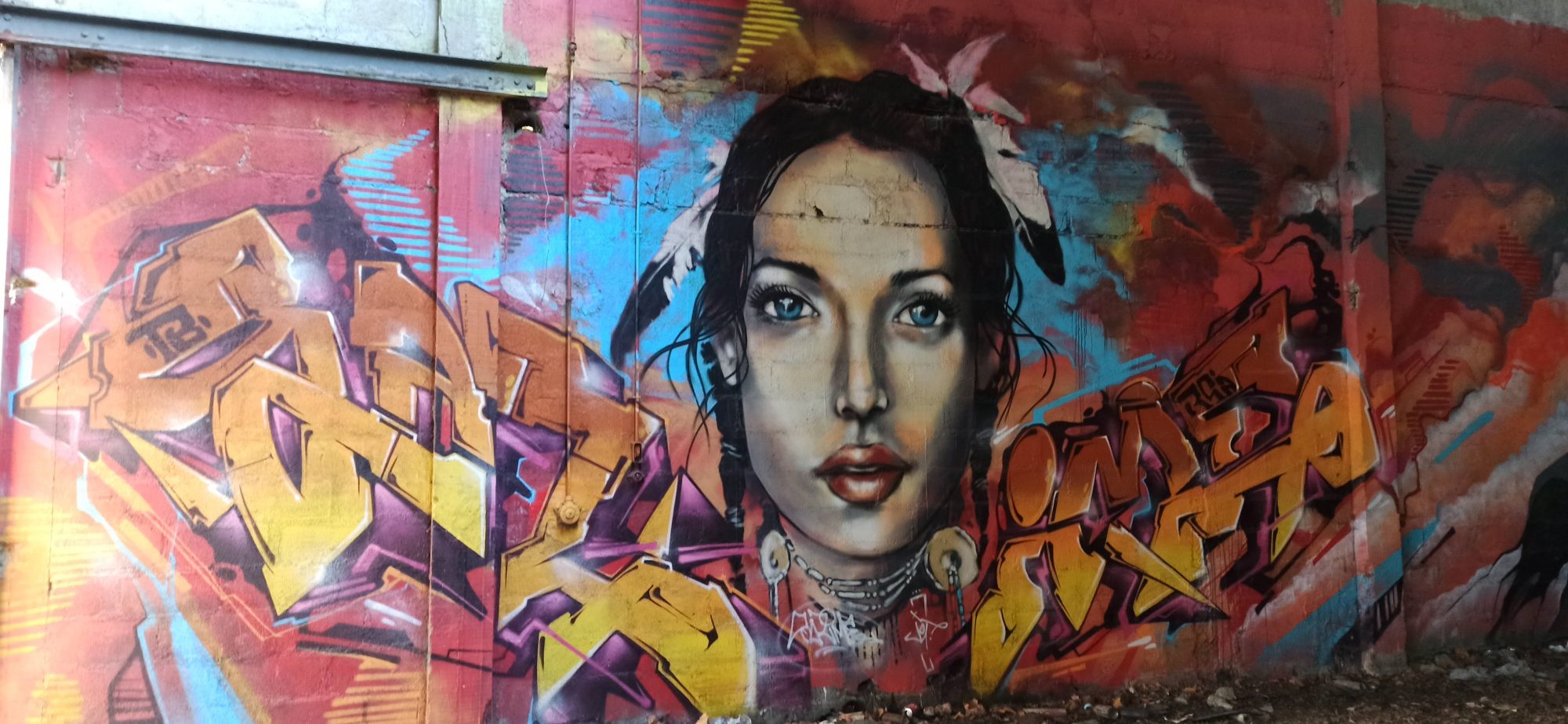 Portrait féminin aux plumes amérindiennes — Street art à Lorient