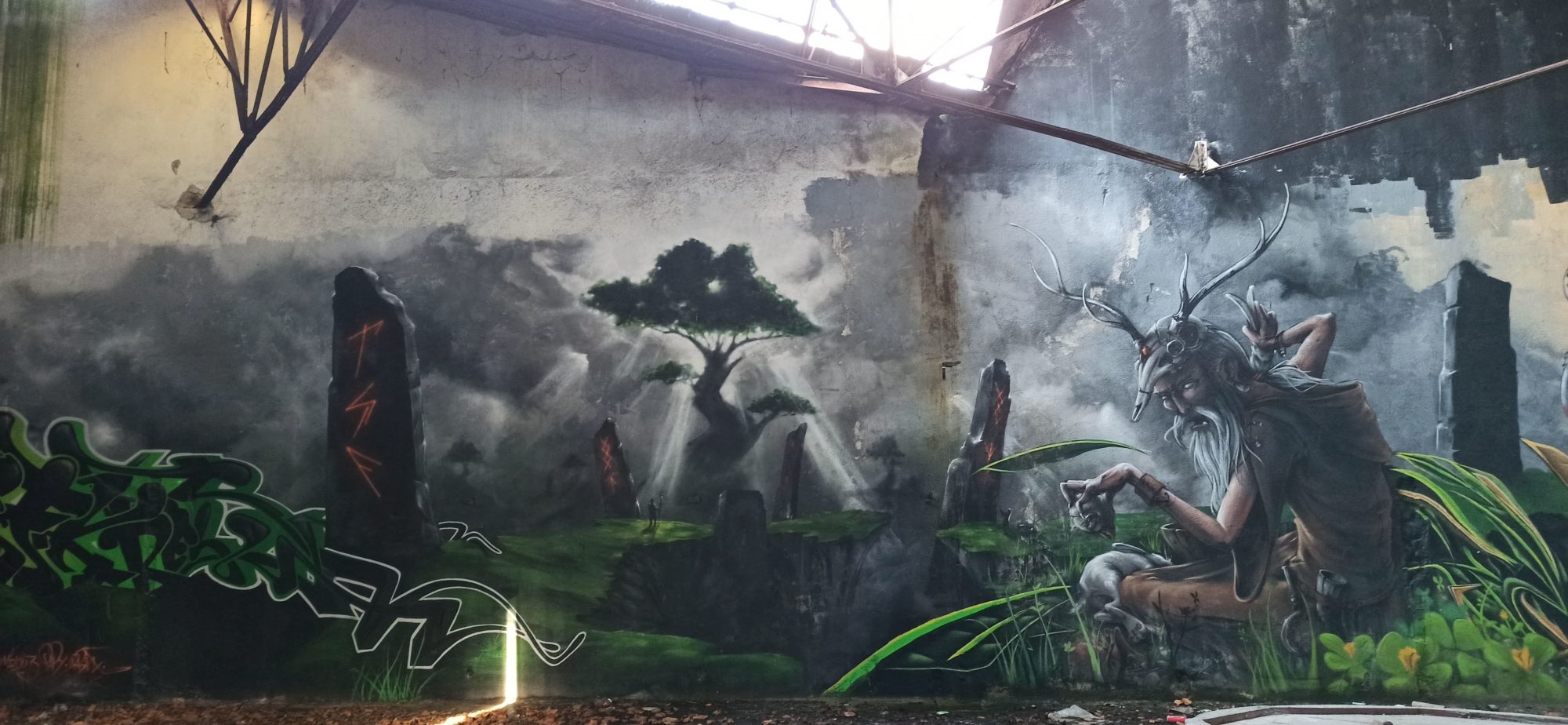Druide aux bois de cerf dans un paysage brumeux — Street art à Lorient