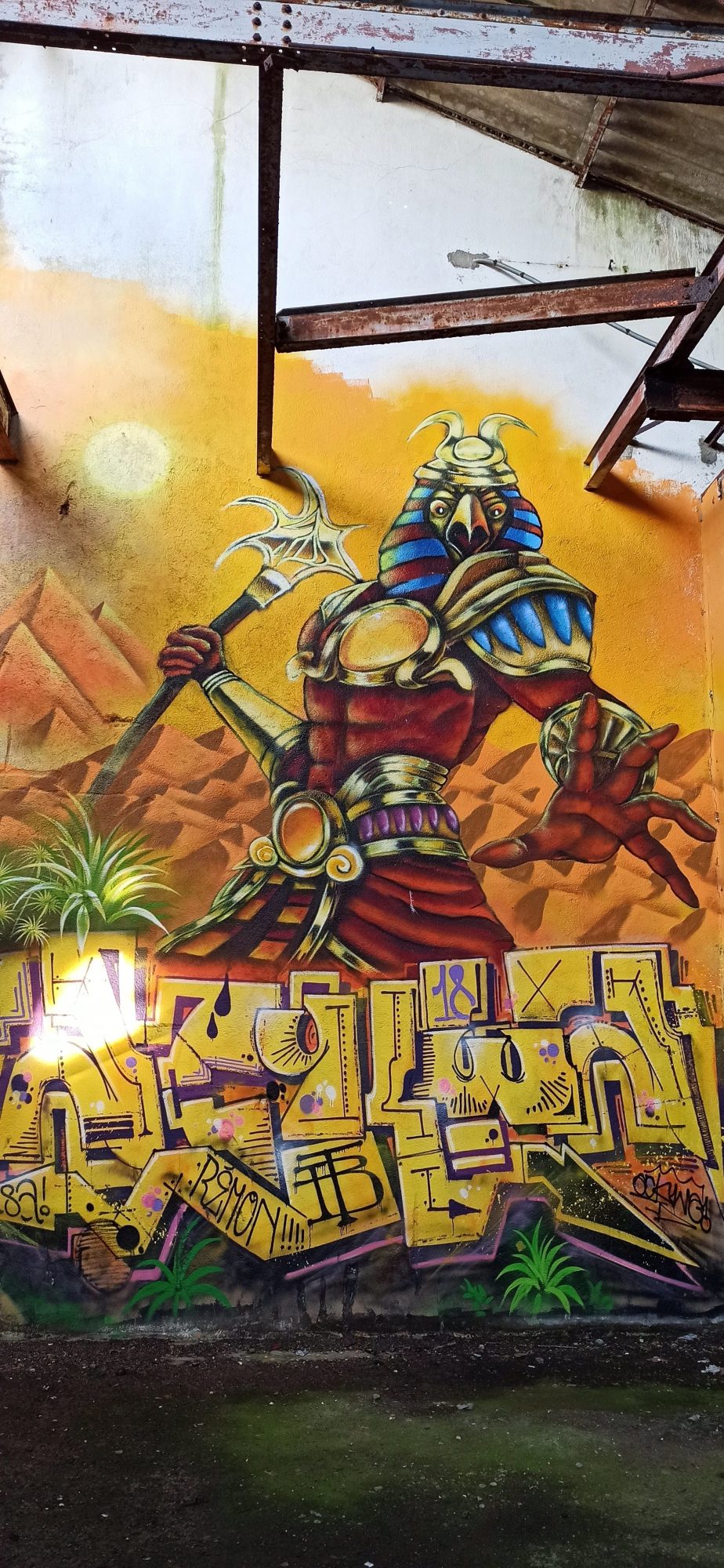 Guerrier pharaon aux pyramides sur fond orangé — Street art à Lorient