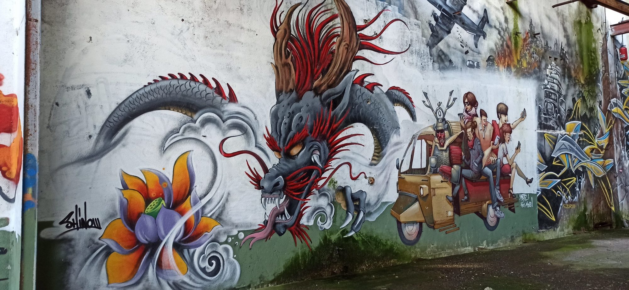 Dragon gris et équipage sur véhicule coloré — Street art à Lorient