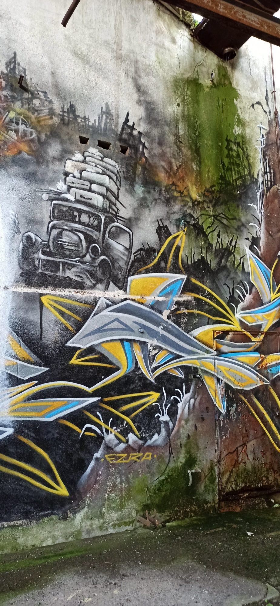 Véhicule apocalyptique et lettrage de Ezra — Street art à Lorient